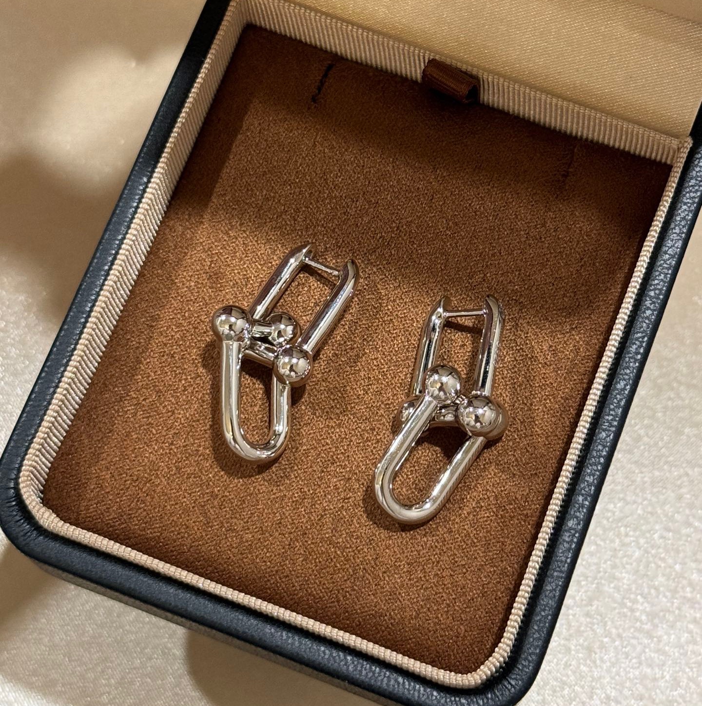 NO:381659,T-Home Classic Joint Series Double Ring Glossy Earrings Ni Ni The same style as each star The same style Full texture Using imported materials Electroplating thick gold Classic works Full of European and American Style Platinum Earrings, Premium Jewelry19860909T家 经典款 关节系列 双环 光面耳钉 倪妮同款 各大明星同款 质感十足 采用进口材质电镀厚金 经典著作 欧美范十足 铂金色 耳钉,饰品精品,Jewelry