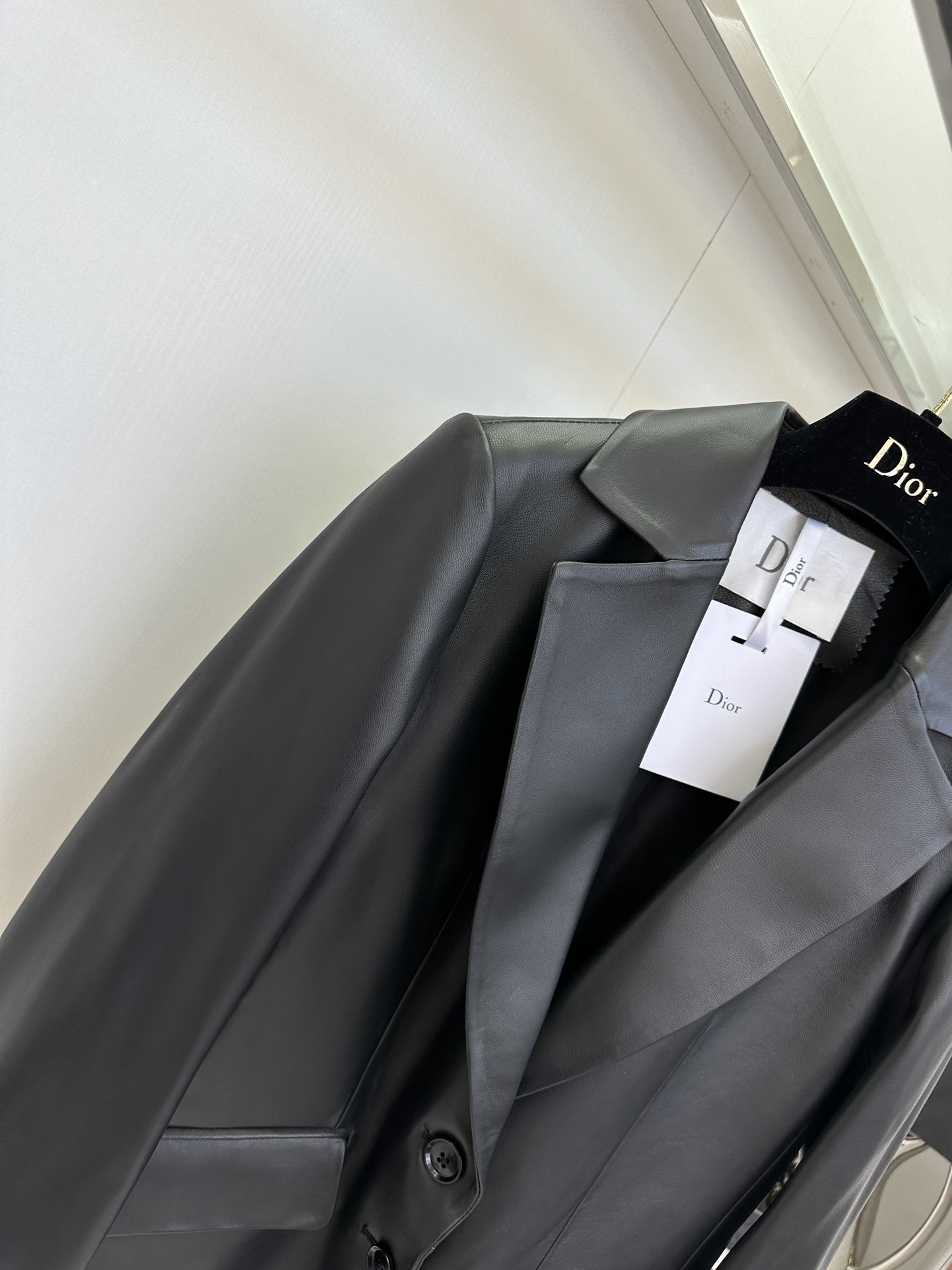 Elegant Lambskin Leather Blazer for Women - Classic Notch Lapel Design 6 i1757411153 3526 4