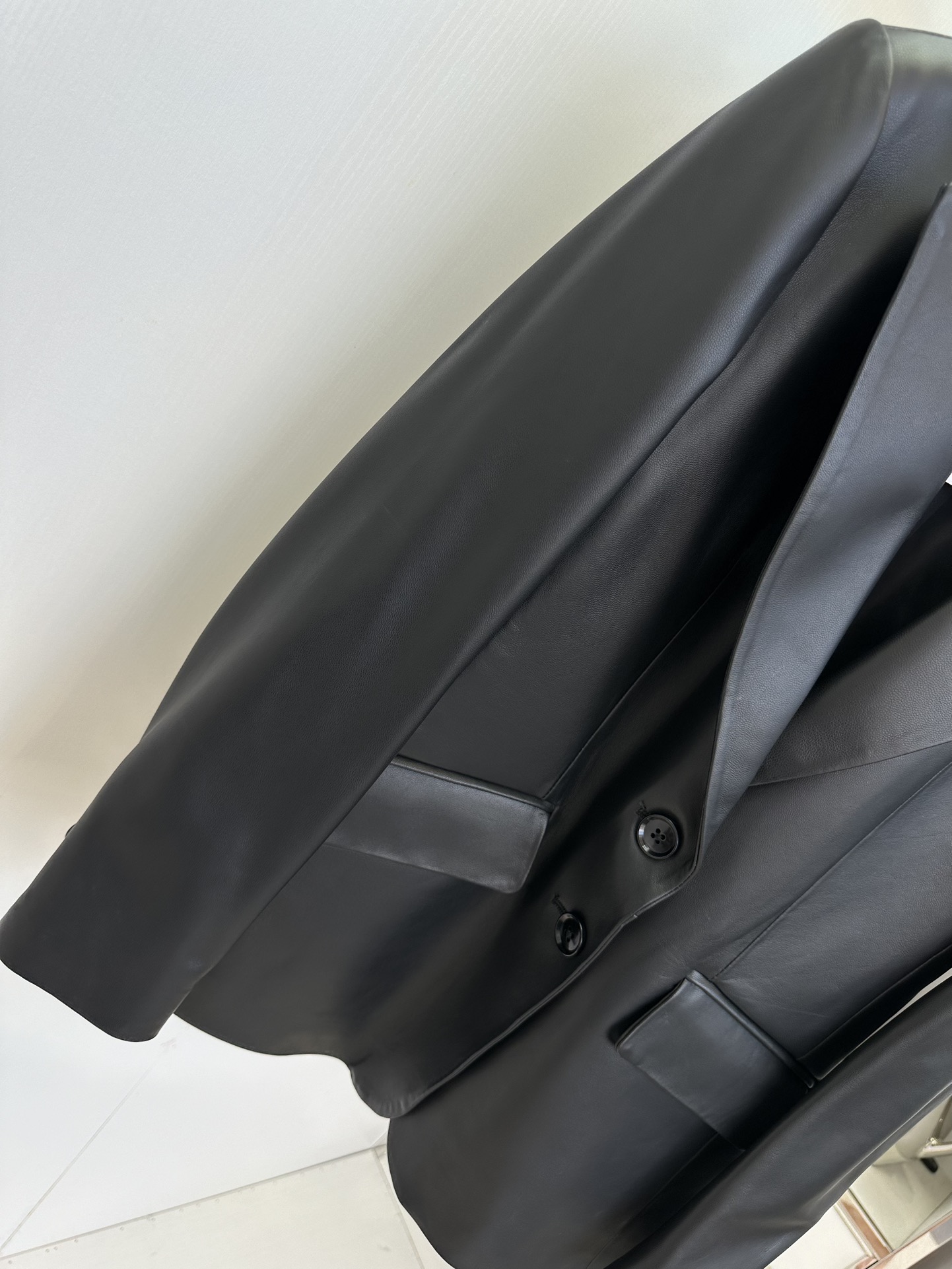 Elegant Lambskin Leather Blazer for Women - Classic Notch Lapel Design 9 i1757411153 9381 7
