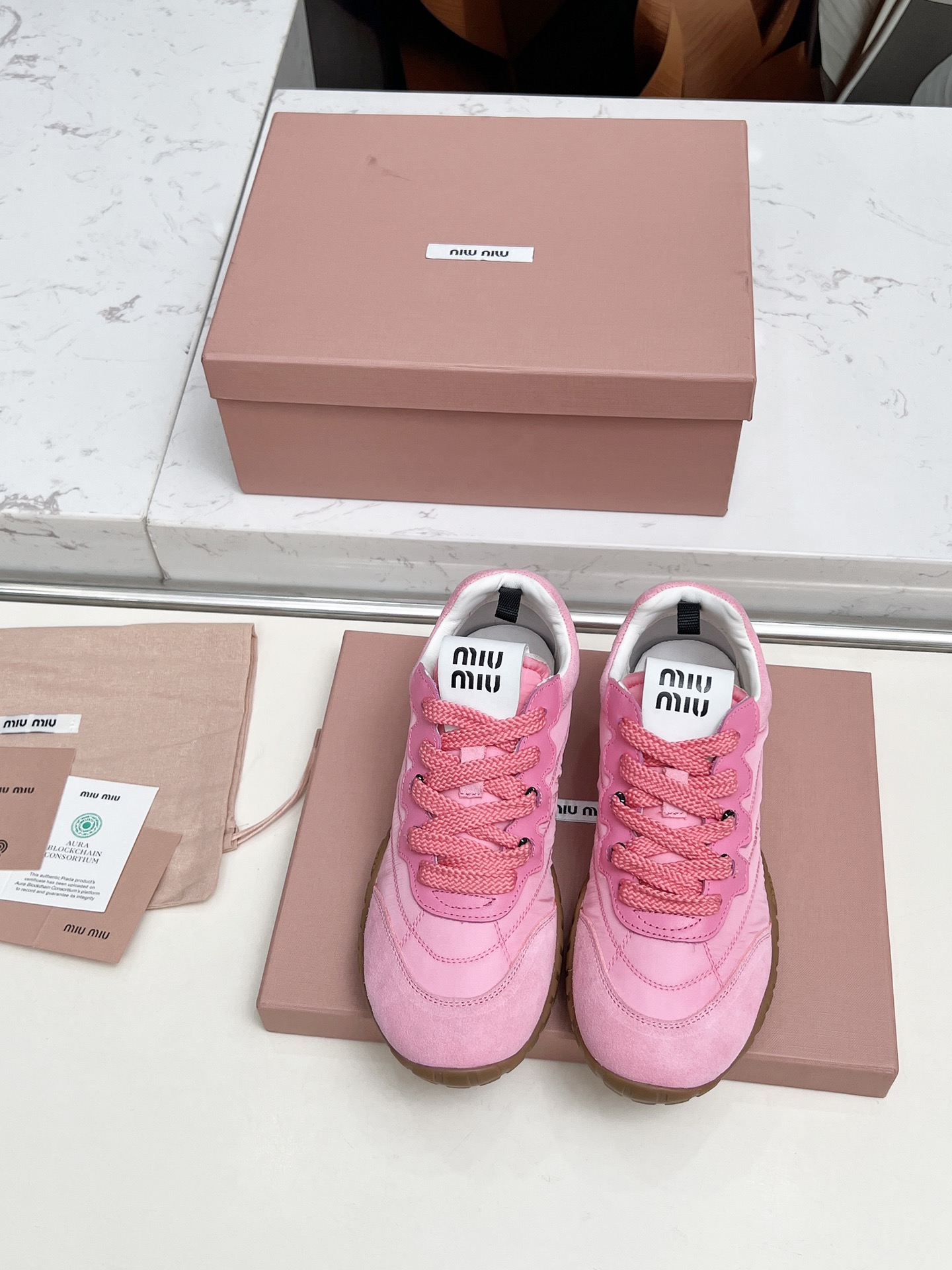 NO:493649,Miu Miu 25ss Spring and summer new show MiuMiuMiu German training Casual shoes Show craftsmanship comes from the details of the Miu Miu series New season trend elements Contrast with the concept of the love at this moment, diverse and conveying modern style~ It looks good no matter how you wear it, this summer fashion favorite Fabric cowhide/original nylon mesh Imported sheepskin Outsole Original molded TPU rubber sole Size 35-40 (41,42 customized, no return or replacement) Original packaging, casual shoes/sports shoes, miumiu, sneakers, cowhide, sheepskin19860909Miu Miu 25ss 春夏新款走秀MiuMiu 德训 休闲鞋 秀场工艺来自Miu Miu系列的细节特写 新季的潮流要素 与此刻挚爱的概念,多元对撞,传达现代风格~ 怎么穿都好看今夏时髦精最爱 面料牛皮/原版尼龙网布 内里进口羊皮 大底原版开模TPU橡胶鞋底 码数35-40码（41,42定做不退不换） 原版包装,休闲鞋/运动鞋,miumiu,sneakers,cowhide,sheepskin,Women's Shoes