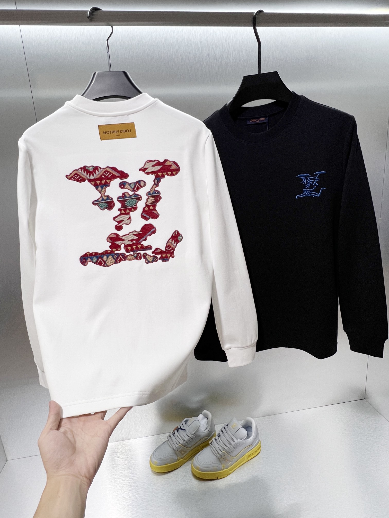 Louis Vuitton Camiseta de Manga Larga con Logo Bordado y Diseño Jacquard 6 i1757424842 361 4
