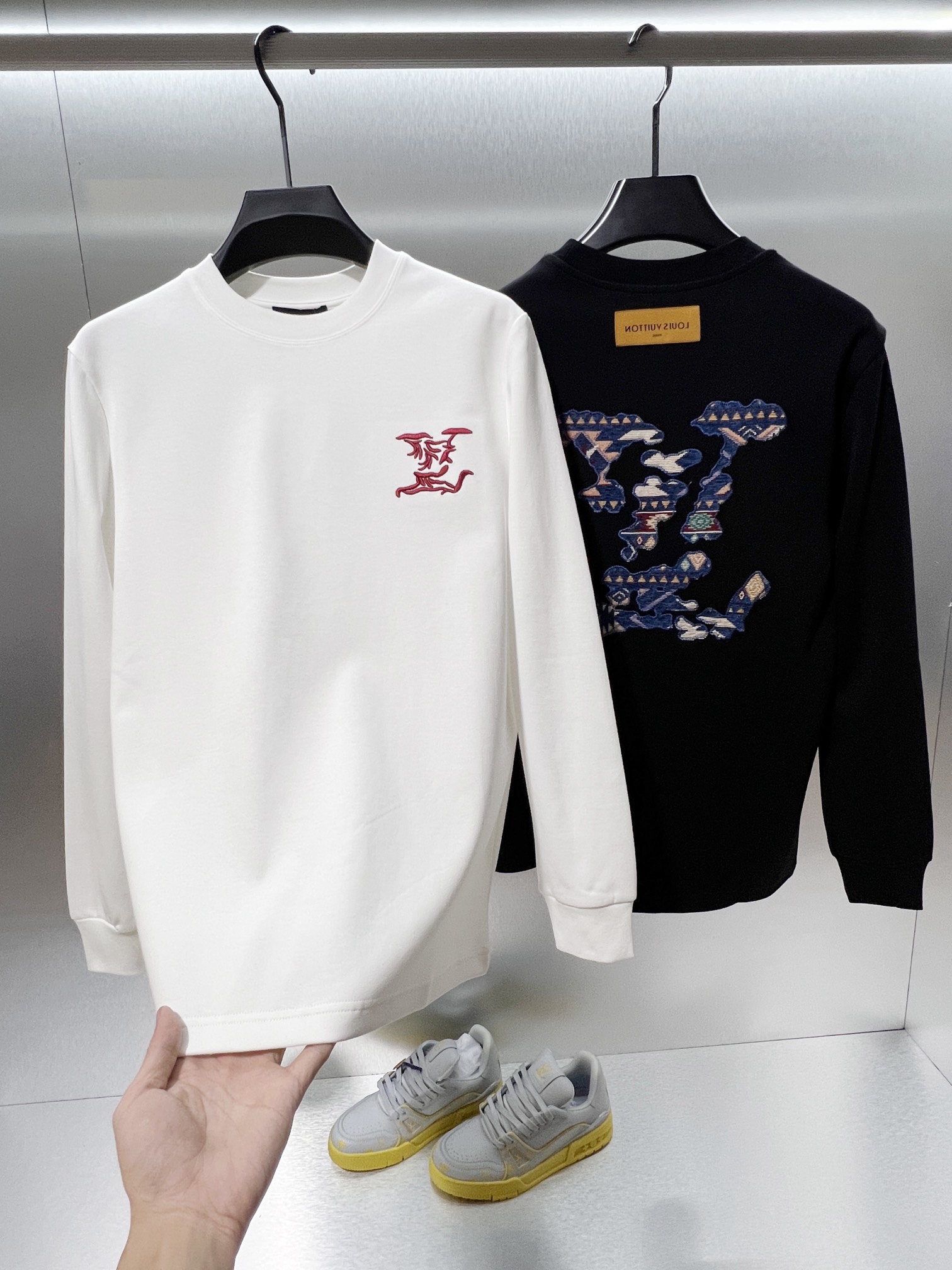 Louis Vuitton Camiseta de Manga Larga con Logo Bordado y Diseño Jacquard 3 i1757424842 9450 1