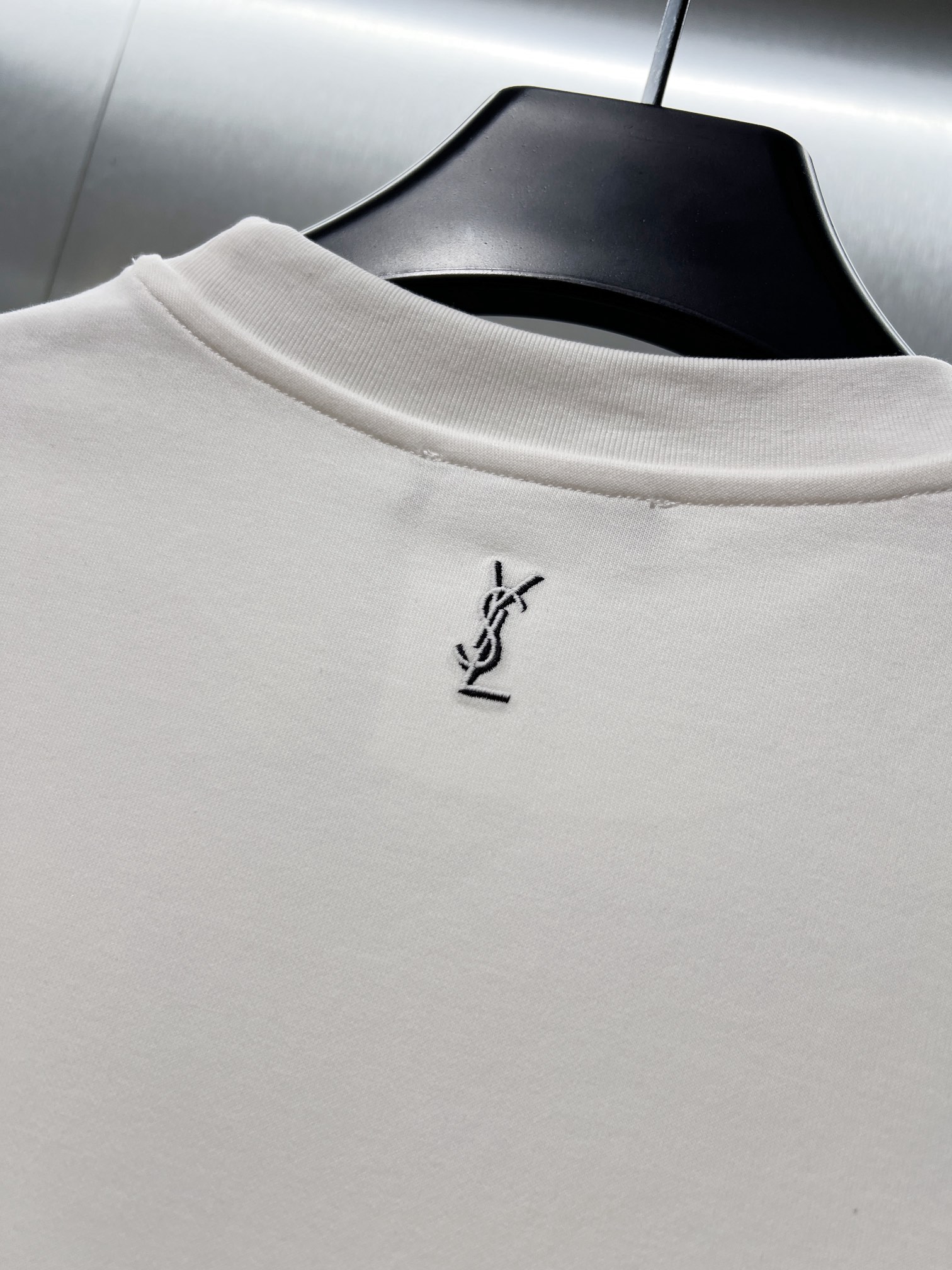 Yves Saint Laurent Camiseta de Manga Larga con Logo Bordado en Algodón Premium 6 i1757424991 4099 4