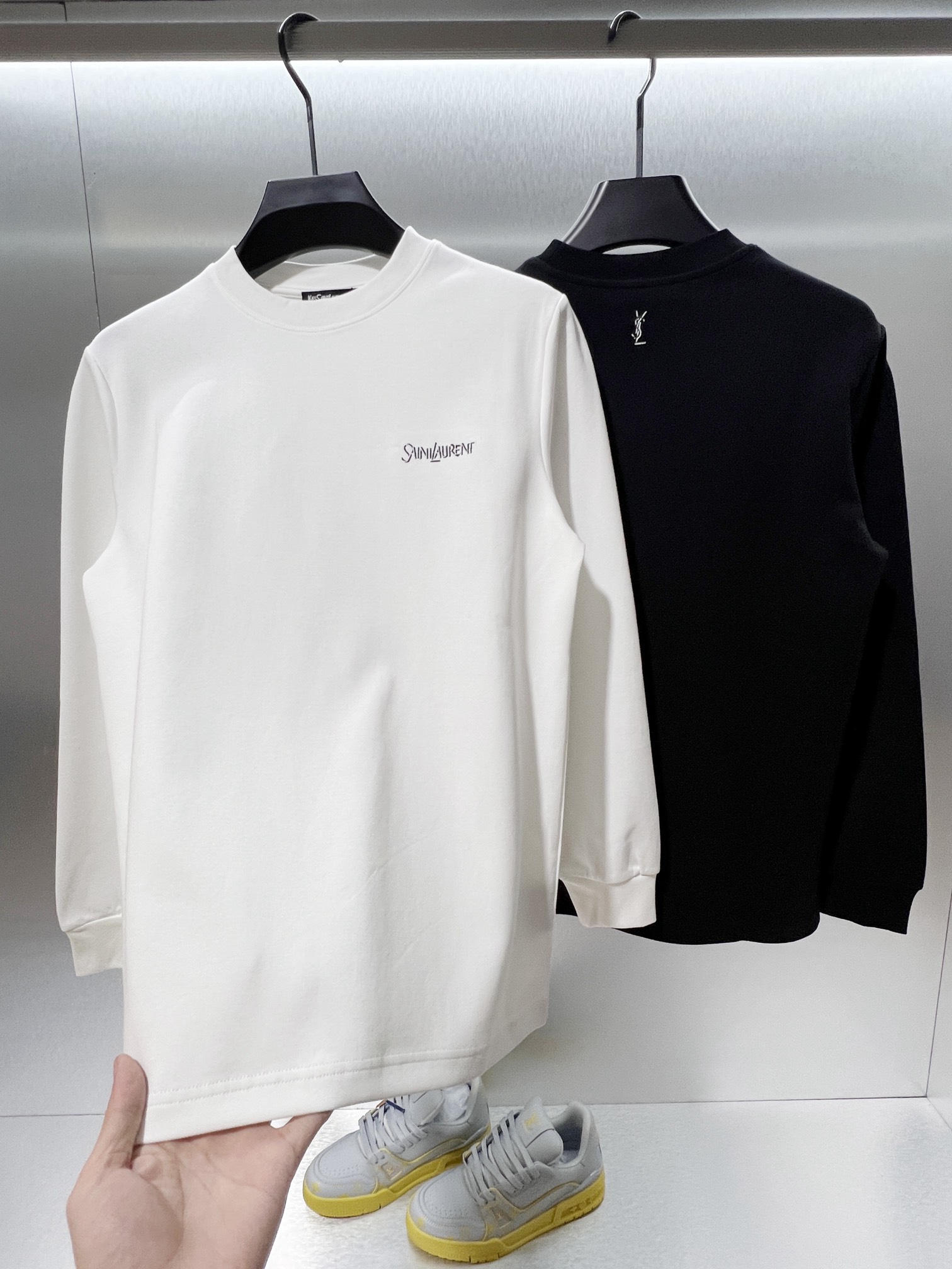 Yves Saint Laurent Camiseta de Manga Larga con Logo Bordado en Algodón Premium 3 i1757424991 4117 1