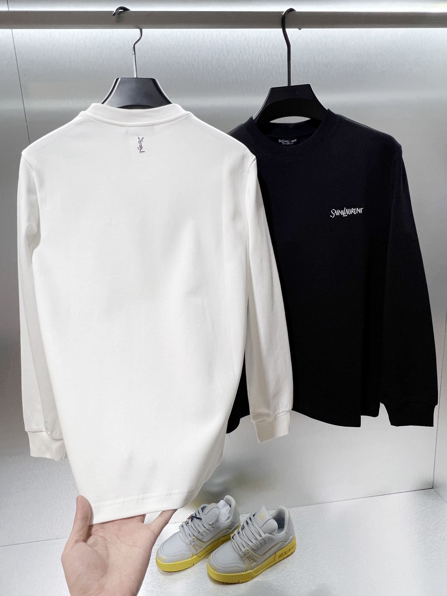 Yves Saint Laurent Camiseta de Manga Larga con Logo Bordado en Algodón Premium 5 i1757424991 5872 3