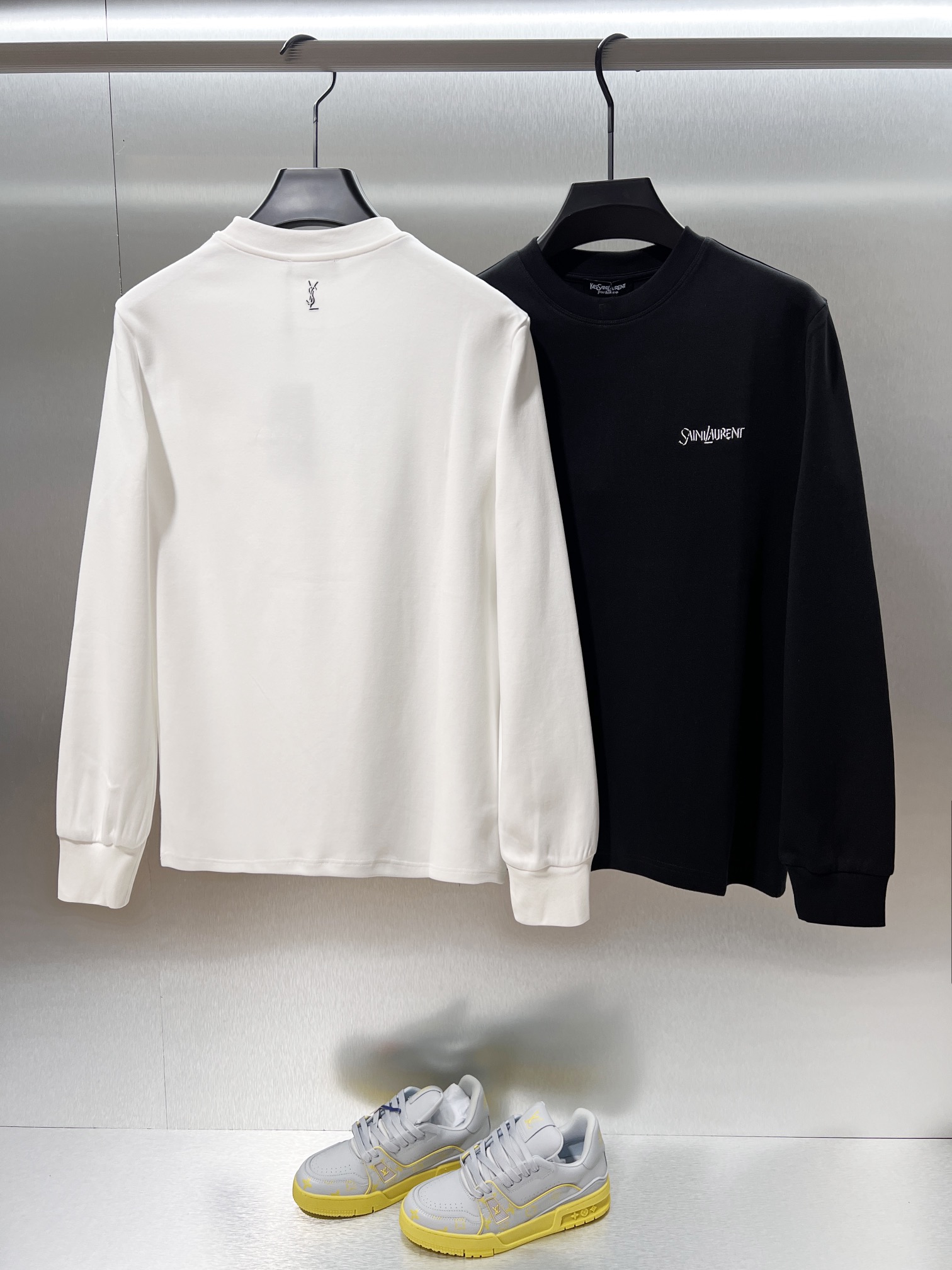 Yves Saint Laurent Camiseta de Manga Larga con Logo Bordado en Algodón Premium 7 i1757424991 7283 5