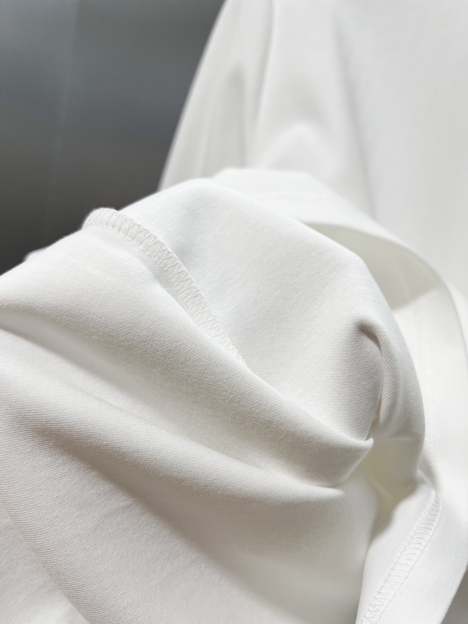 Yves Saint Laurent Camiseta de Manga Larga con Logo Bordado en Algodón Premium 4 i1757424991 9002 2