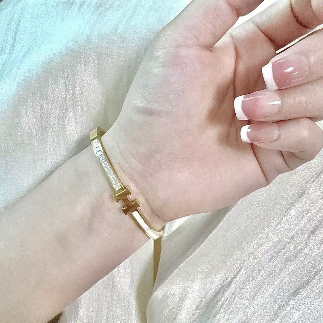 NO:381761,New high-quality Hermes Hermes bracelet H inlaid with diamond white fritillar thick precision version. The narrow version has been loved by MM since its launch. Every color has its unique brilliance!  The effect is very good!  The smallest one!  More durable than ordinary models, beautiful and fair skin color, fine jewelry, hermes, hermes, bracelet19860909新品高品质爱马仕Hermes手镯H镶钻白贝母厚实精工版 窄版从上市以来一直深受MM喜爱每一种颜色都有它独一无二的光彩！上手效果非常好看！最细小的一款！比普通款更耐看显肤色白皙,饰品精品,hermes,hermes,bracelet,Jewelry