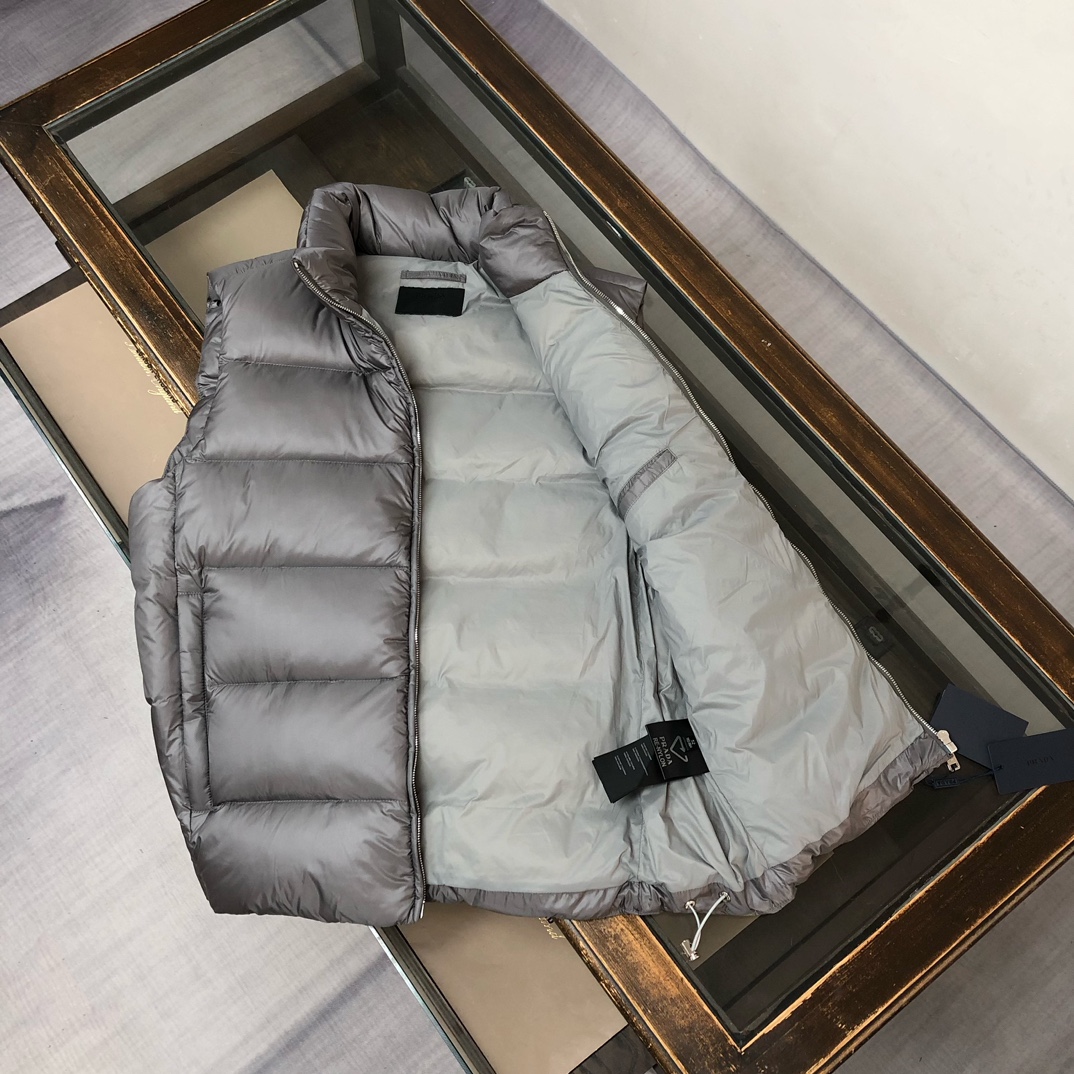 新款上架🎬🔥PRADA 普拉达 25秋冬最新羽绒马甲 重磅牛货🐮 年度最为昂贵的一款羽绒 同质GT的品控
