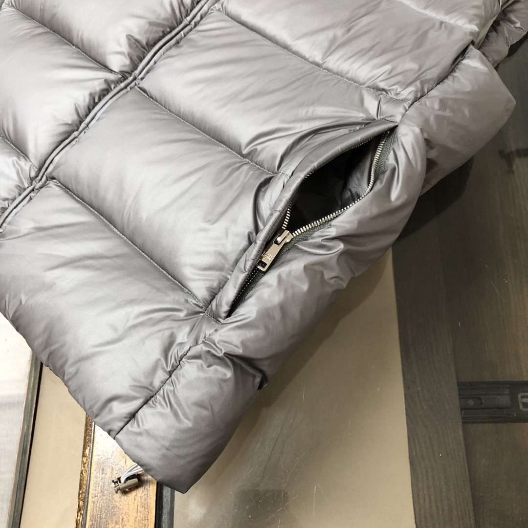 新款上架🎬🔥PRADA 普拉达 25秋冬最新羽绒马甲 重磅牛货🐮 年度最为昂贵的一款羽绒 同质GT的品控