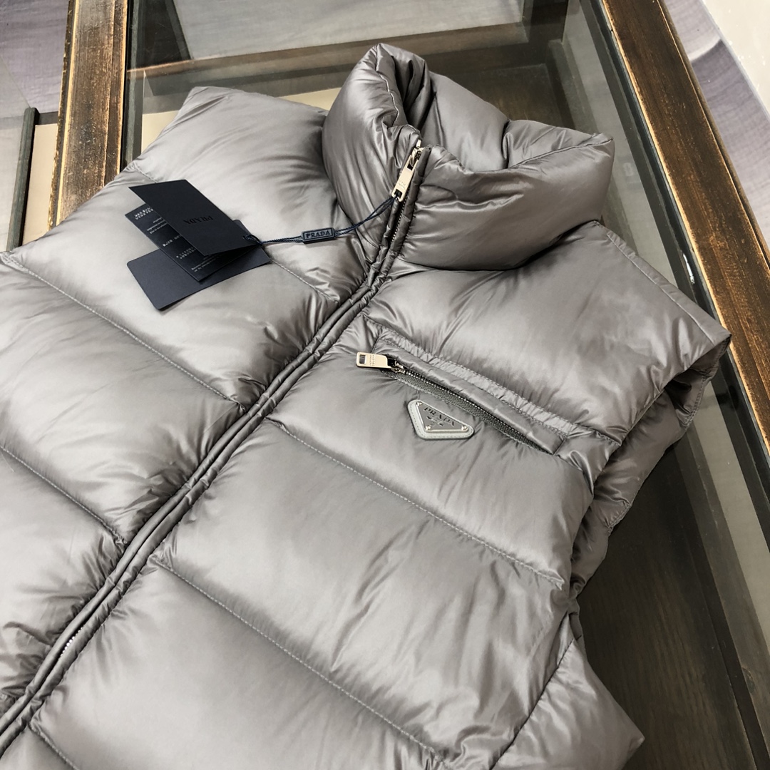 新款上架🎬🔥PRADA 普拉达 25秋冬最新羽绒马甲 重磅牛货🐮 年度最为昂贵的一款羽绒 同质GT的品控