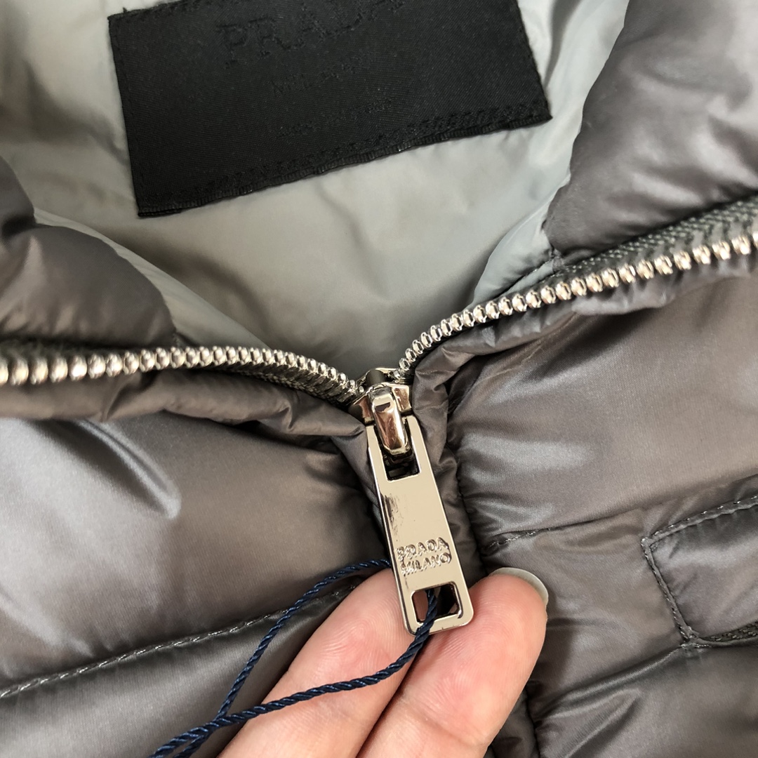 新款上架🎬🔥PRADA 普拉达 25秋冬最新羽绒马甲 重磅牛货🐮 年度最为昂贵的一款羽绒 同质GT的品控