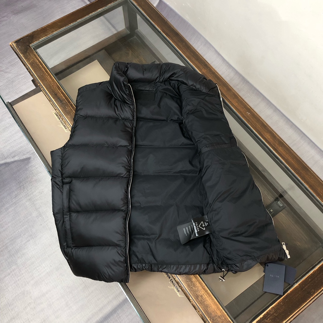 新款上架🎬🔥PRADA 普拉达 25秋冬最新羽绒马甲 重磅牛货🐮 年度最为昂贵的一款羽绒 同质GT的品控