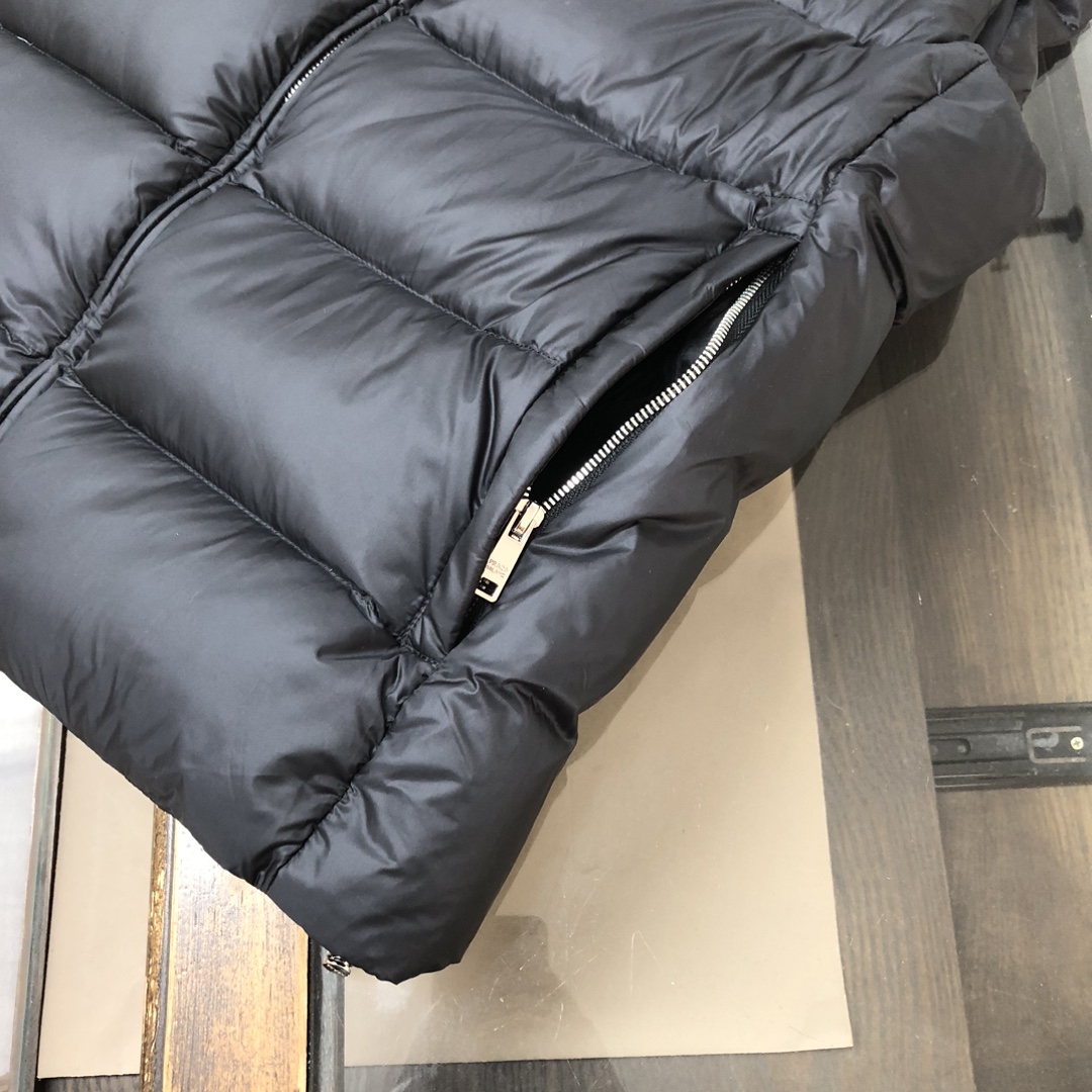 新款上架🎬🔥PRADA 普拉达 25秋冬最新羽绒马甲 重磅牛货🐮 年度最为昂贵的一款羽绒 同质GT的品控