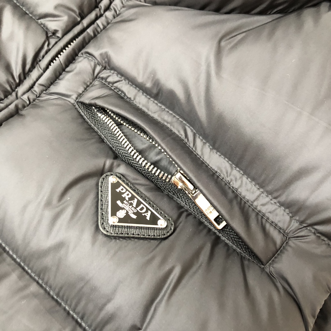 新款上架🎬🔥PRADA 普拉达 25秋冬最新羽绒马甲 重磅牛货🐮 年度最为昂贵的一款羽绒 同质GT的品控