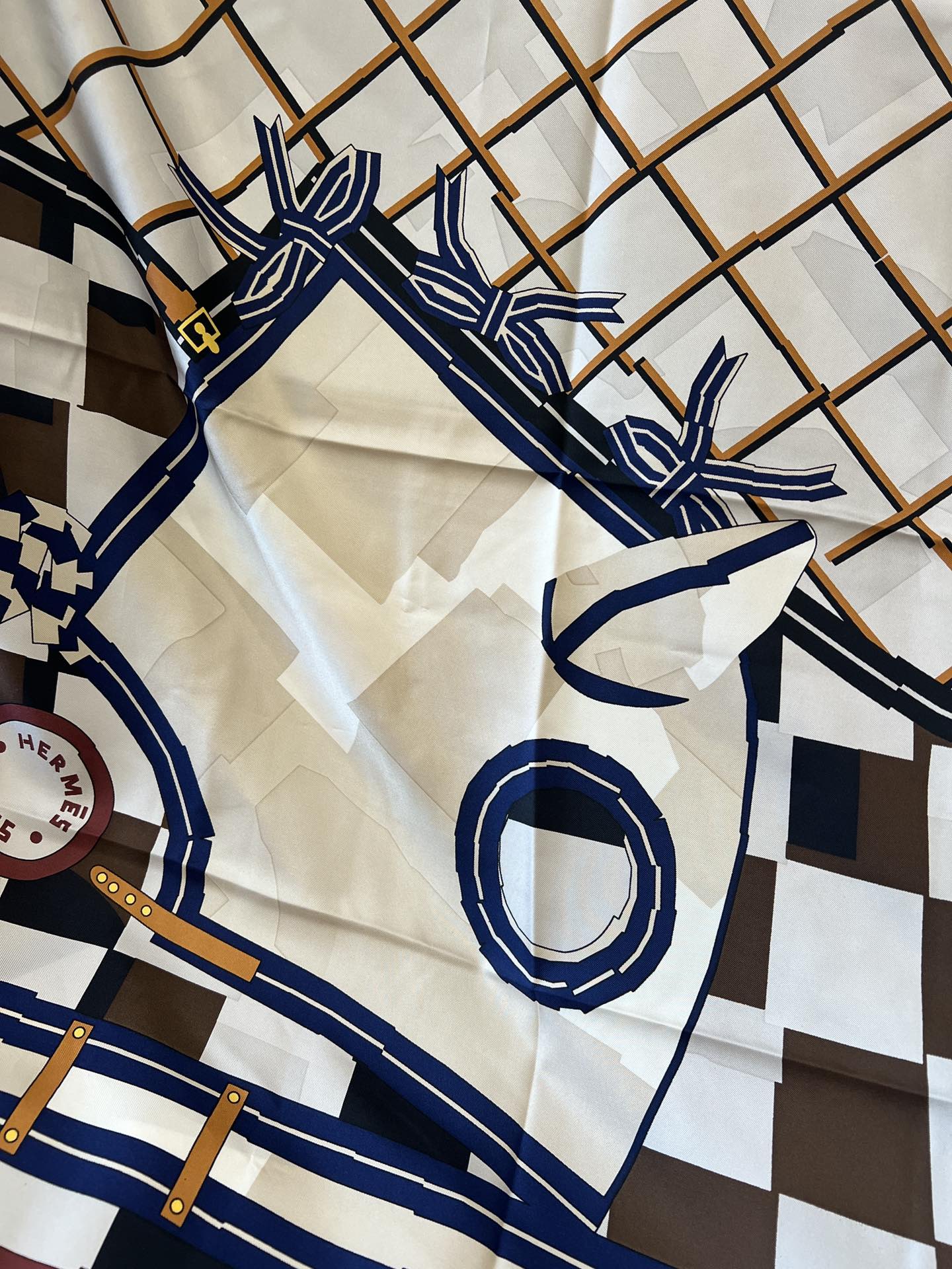价格:(不含包装)𝐇𝐞𝐫𝐦𝐞𝐬 • 𝟐𝟓秋“格纹马面罩”Size：90x90cm 100%斜纹真丝 18