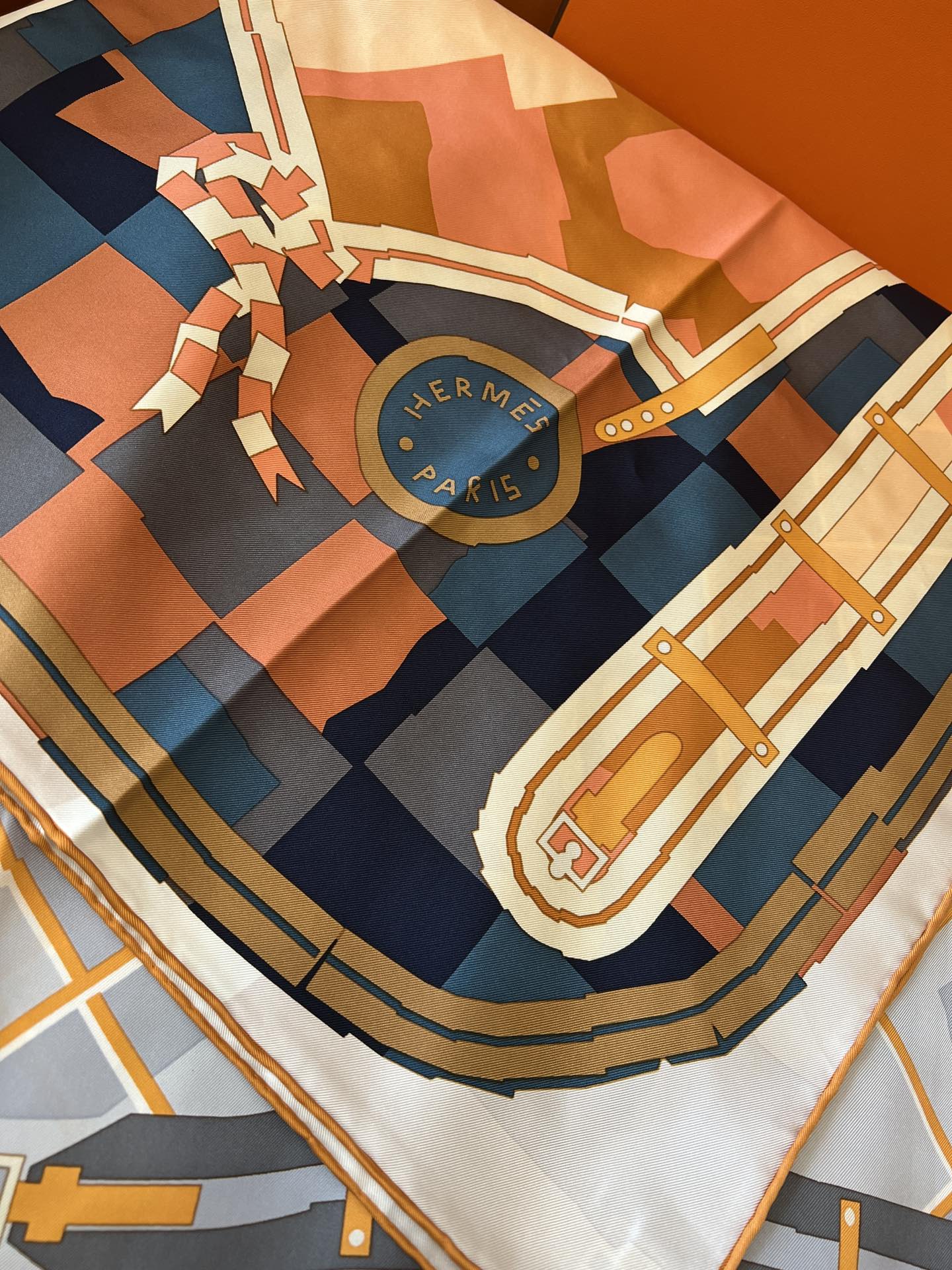 价格:(不含包装)𝐇𝐞𝐫𝐦𝐞𝐬 • 𝟐𝟓秋“格纹马面罩”Size：90x90cm 100%斜纹真丝 18