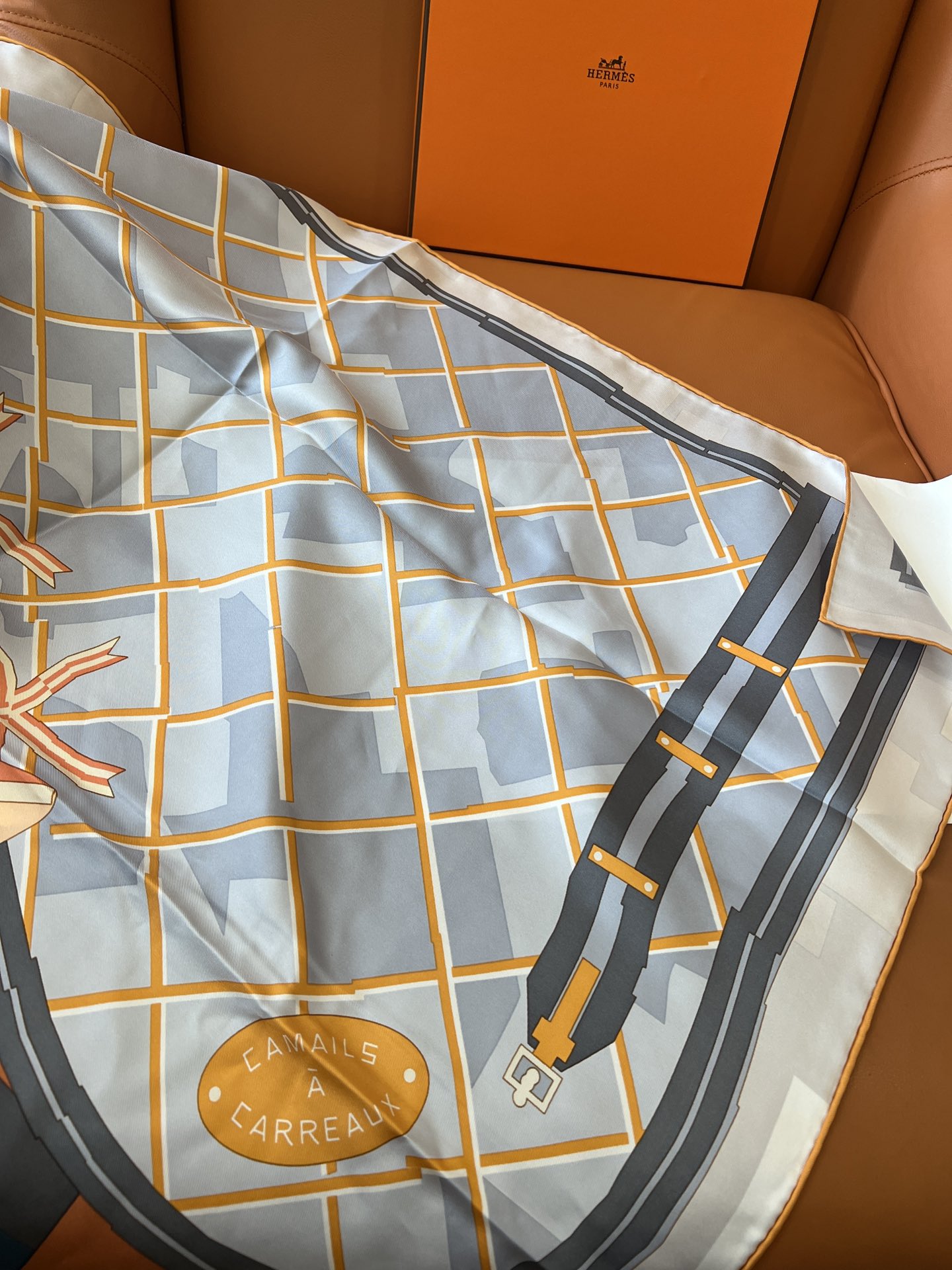 价格:(不含包装)𝐇𝐞𝐫𝐦𝐞𝐬 • 𝟐𝟓秋“格纹马面罩”Size：90x90cm 100%斜纹真丝 18
