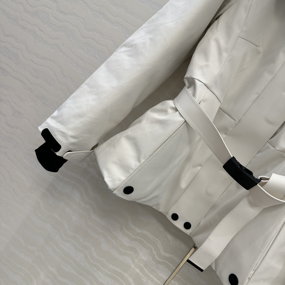 高端原单品质！Mo经典必入滑雪爆款连帽羽绒服！认准我家版本，定制进口芬兰超大狐狸🦊毛毛大毛领可拆卸！五金