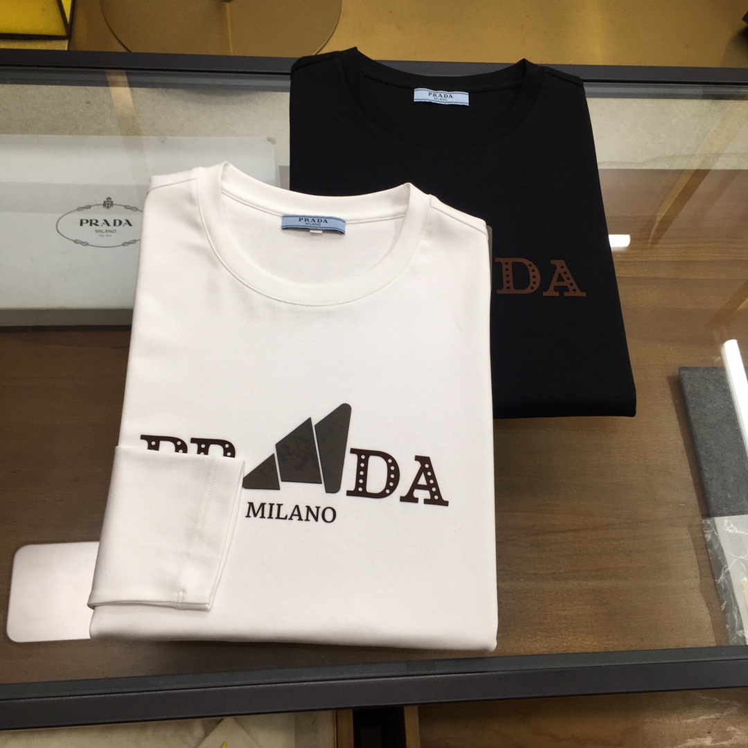 NO:624112,New product long T-shirt [Prad...] 2025 season counter new product casual long-sleeved T-shirt [base], product of top trading company, heavy-duty high-end products, Italian origin, perfect and first-class appearance!  A single product with a strong sense of craftsmanship and logo design, which brings fashion aesthetics to the extreme. It is quite artistic and made of customized imported high-grade mercerized cotton material!  The fabric is soft and comfortable!  The details are designed in place, the construction is very unique and clever, the whole body is clean and neat, the lines are simple and elegant. It can be worn alone or as a base layer!  Color: White Black Size: M-5XL [Please state your height and weight when placing an order], prada, tees, t-shirt, alexander wang19860909新品长T【Prad...】 2025季专柜新品 休闲长袖T恤【打底】,顶级贸易公司货,重磅高端尖品,意大利原产 品相完美一流！工艺logo设计感超强的一款单品,将时装美学发挥到极致,相当有意境,定制进口高级丝光棉材质！面料柔软舒适！细节设计到位,非常别致巧妙的构建,通体干净利落,线条感简洁大方.单穿打底皆宜！ 颜色:白色 黑色 码数:M-5XL【下单请报身高体重】,,prada,tees，t-shirt,alexander wang,Men's clothing