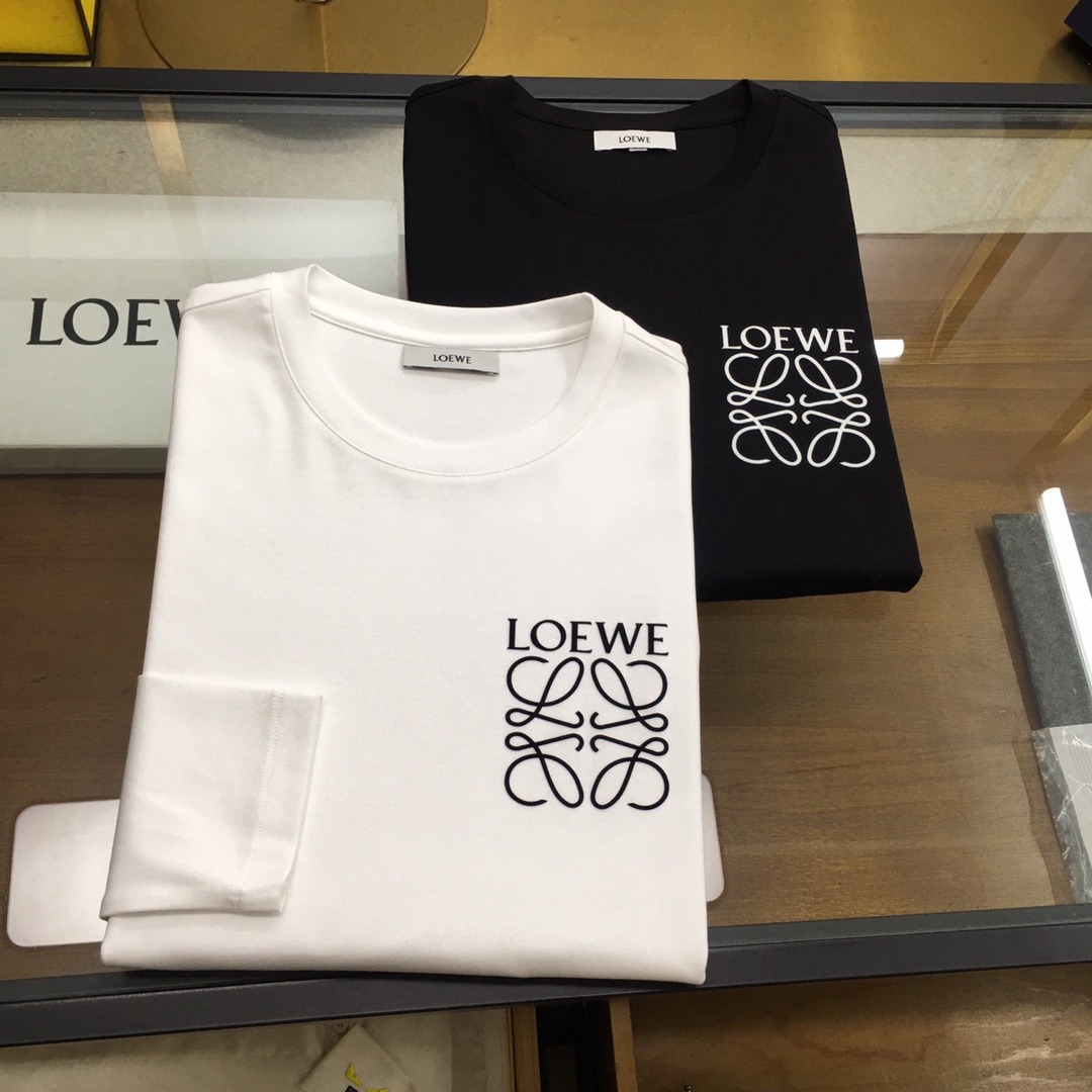 NO:624108,New long T-shirt [Loew...] 2025 season counter new product casual long-sleeved T-shirt [base], product of top trading company, heavy-duty high-end products, Italian origin, perfect and first-class appearance!  A single product with a strong sense of craftsmanship and logo design, which brings fashion aesthetics to the extreme. It is quite artistic and made of customized imported high-grade mercerized cotton material!  The fabric is soft and comfortable!  The details are designed in place, the construction is very unique and clever, the whole body is clean and neat, the lines are simple and elegant. It can be worn alone or as a base layer!  Color: White Black Size: M-5XL [Please state your height and weight when placing an order], loewe, tees, t-shirt, alexander wang19860909新品长T【Loew...】 2025季专柜新品 休闲长袖T恤【打底】,顶级贸易公司货,重磅高端尖品,意大利原产 品相完美一流！工艺logo设计感超强的一款单品,将时装美学发挥到极致,相当有意境,定制进口高级丝光棉材质！面料柔软舒适！细节设计到位,非常别致巧妙的构建,通体干净利落,线条感简洁大方.单穿打底皆宜！ 颜色:白色 黑色 码数:M-5XL【下单请报身高体重】,,loewe,tees，t-shirt,alexander wang,Men's clothing