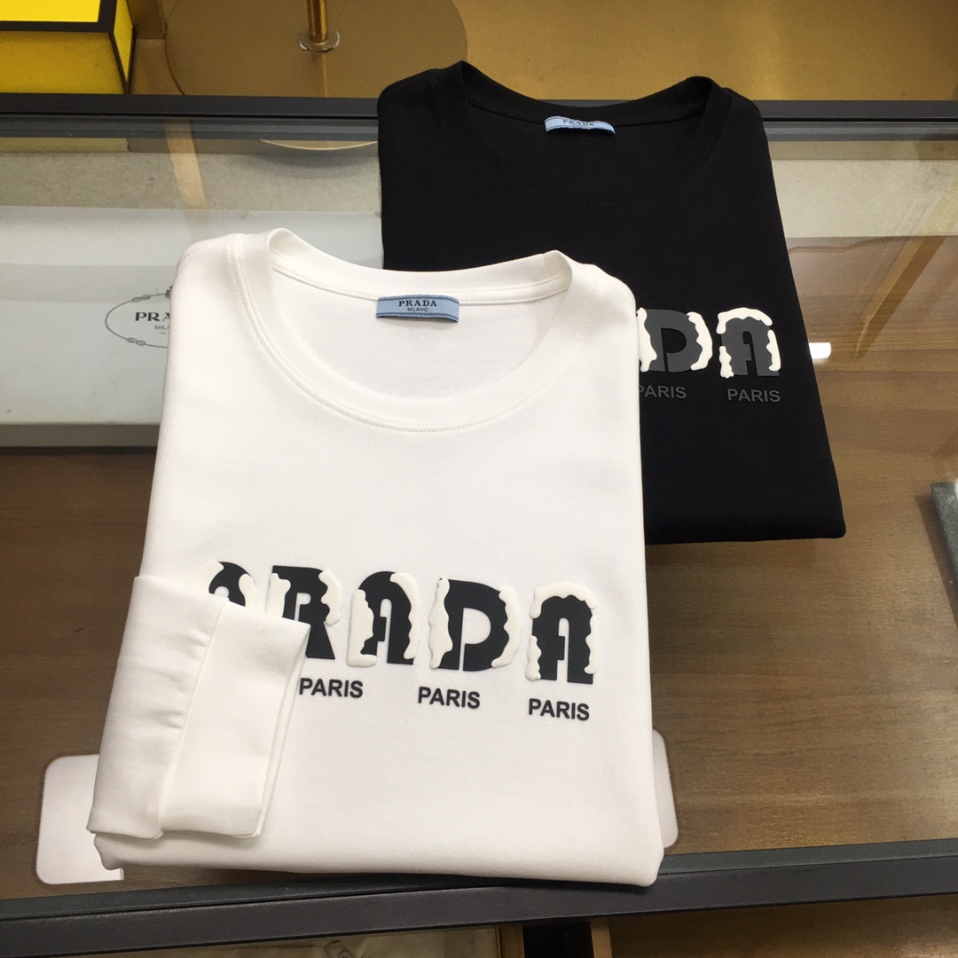 NO:624116,New sweatshirt [Prad] 2025 season fashionable long-sleeved sweatshirt. High-end customized classic series, fashionable and stylish. Classic round neck style, simple and elegant, classic brand high-end LOGO design on the chest. High-grade inner lining for excellent warmth. Anti-static, comfortable and smooth feel, great fit, crisp and stylish.  , a versatile item for street sports, the upper body is low-key yet luxurious, a must-have item for trendy men. The counter size is M-4XL [please state your height and weight when placing an order]...,, prada, hoodie, sweatshirts, alexander wang19860909新品卫衣【Prad】 2025季时尚长袖卫衣 高端定制经典系列,时尚有型 经典圆领款式,简单大方,胸前经典品牌高档LOGO设计 采用高档内里保暖极佳 可防静电手感舒适顺滑 ,版型超赞 挺括有型 ,街头运动百搭单品,上身低调而不失奢华,潮男必备款专柜尺码M-4XL【下单请报身高体重】..,,prada,hoodie,sweatshirts,alexander wang,Men's clothing