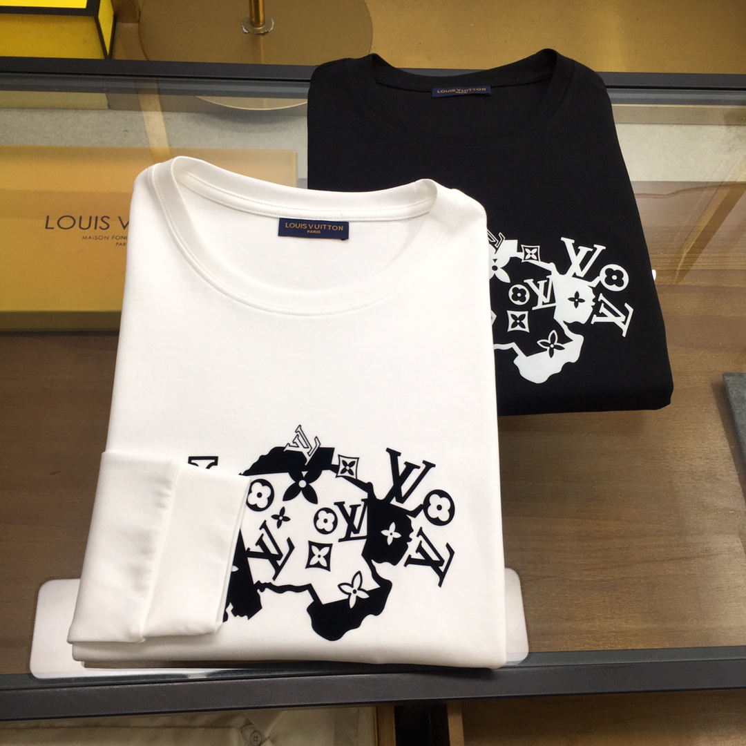 NO:624119,New sweatshirt [L.v] 2025 season fashionable long-sleeved sweatshirt. High-end customized classic series, fashionable and stylish. Classic round neck style, simple and elegant, classic brand high-end LOGO design on the chest. High-grade lining for excellent warmth. Anti-static, comfortable and smooth feel, awesome fit, crisp and stylish.  , a versatile item for street sports, the upper body is low-key yet luxurious, a must-have item for trendy men. The counter size is M-4XL [please state your height and weight when placing an order]..,,hoodie,sweatshirts,alexander wang19860909新品卫衣【L.v】 2025季时尚长袖卫衣 高端定制经典系列,时尚有型 经典圆领款式,简单大方,胸前经典品牌高档LOGO设计 采用高档内里保暖极佳 可防静电手感舒适顺滑 ,版型超赞 挺括有型 ,街头运动百搭单品,上身低调而不失奢华,潮男必备款专柜尺码M-4XL【下单请报身高体重】..,,hoodie,sweatshirts,alexander wang,Men's clothing