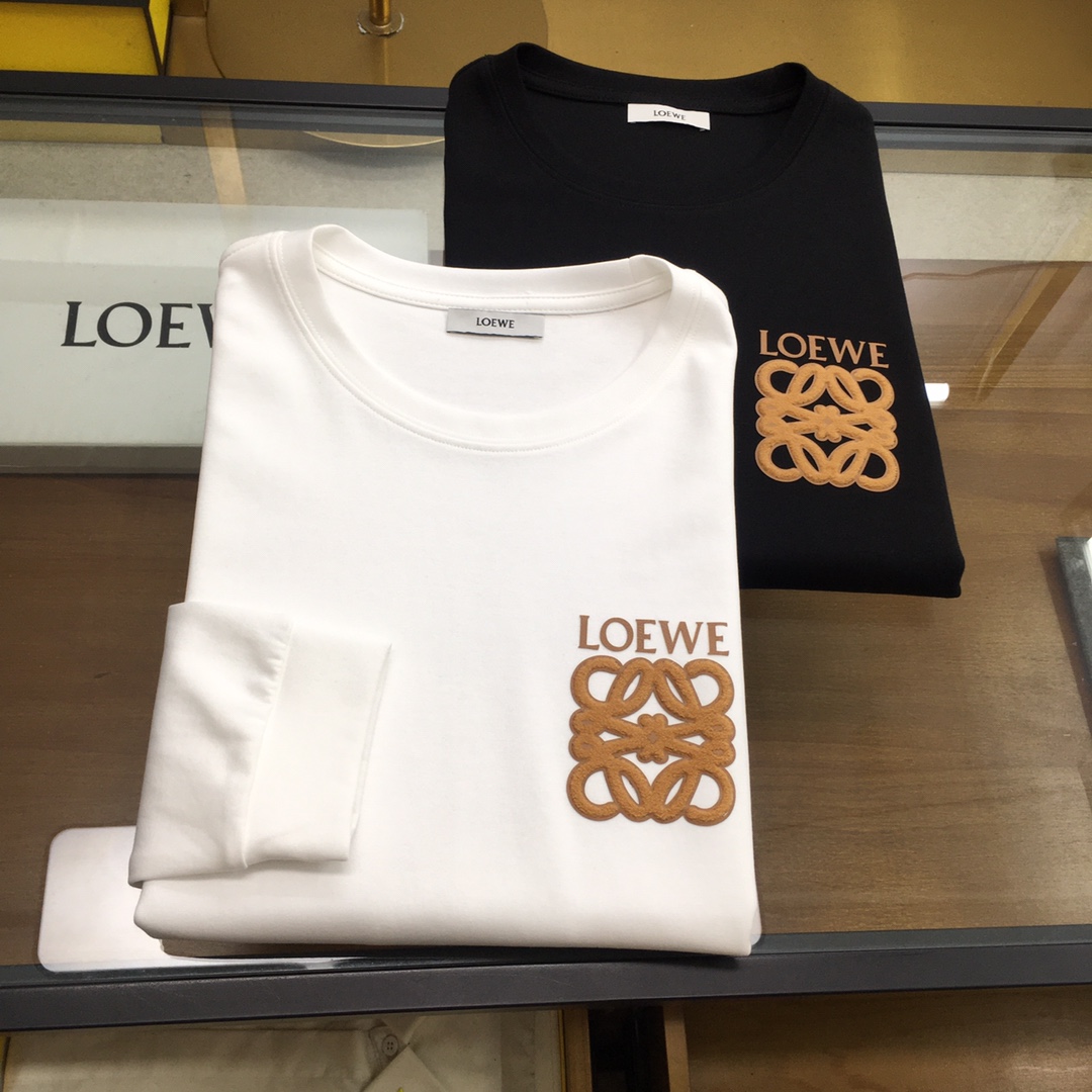 NO:624125,New sweatshirt [L.oew] 2025 season fashionable long-sleeved sweatshirt. High-end customized classic series, fashionable and stylish. Classic round neck style, simple and elegant, classic brand high-end LOGO design on the chest. High-grade inner lining for excellent warmth. Anti-static, comfortable and smooth feel, great fit, crisp and stylish.  , a versatile item for street sports, the upper body is low-key yet luxurious, a must-have item for trendy men. The counter size is M-4XL [please state your height and weight when placing an order]..,,hoodie,sweatshirts,alexander wang19860909新品卫衣【L.oew】 2025季时尚长袖卫衣 高端定制经典系列,时尚有型 经典圆领款式,简单大方,胸前经典品牌高档LOGO设计 采用高档内里保暖极佳 可防静电手感舒适顺滑 ,版型超赞 挺括有型 ,街头运动百搭单品,上身低调而不失奢华,潮男必备款专柜尺码M-4XL【下单请报身高体重】..,,hoodie,sweatshirts,alexander wang,Men's clothing