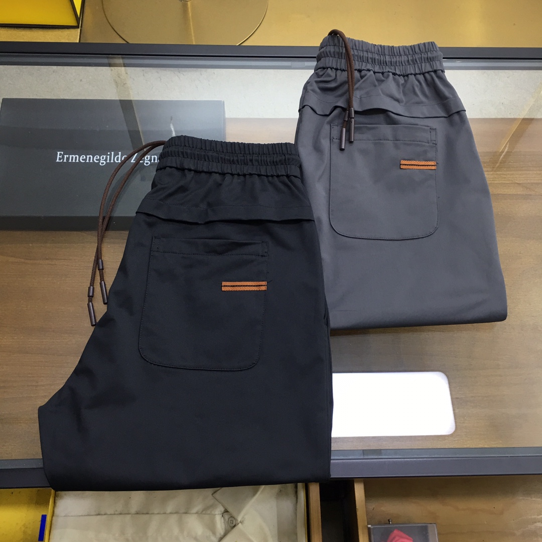 NO:624126,Counter style pants 'Zzegn...' 2025 new product!  Fashionable casual pants and urban casual sports suits!  The hooded sweatshirt jacket is more age-reducing. You must have a spring sports suit. It is not only comfortable to wear but also very versatile. The new season highly recommends a fashionable sports suit. The simple solid color design and the XXX embroidery design on the chest make the whole upper body of the suit more stylish and full of energy!  Going out in autumn and winter, the upper body has a sporty and fashionable sense!  The fabric of this suit is comfortable and stylish!  The XXX logo is embroidered on the chest and is designed with diagonal pockets on both sides. The three-dimensional shape is exquisite and not easy to wrinkle. The upper body is comfortable but soft, skin-friendly and delicate. It has strong breathable and moisture-absorbing properties during exercise. It is very comfortable to wear next to the body without any discomfort at all!  Very fashionable and highly recognizable, with exquisite workmanship and perfect sense of detail!  The cutting, sewing and silhouette work very well, highlighting the body proportions!  The style is very fashionable and youthful. It is also the kind of item that everyone needs. It is basic and versatile and has detailed elements. It can be said to be the general trend in the current fashion circle, and it is also a fashion vane. It is a very good choice for home/leisure/sports/daily life!  Jacket, black or gray 48-56, sweatpants, black or gray 48-56, size recommendation (standard version) Height 174kg, try on L size!  Size 48, shoulder width 45, bust 104, length 63, sleeve length 60; waist 78, hip 104, trouser length 100; size 50, shoulder width 46, bust 108, length 64, sleeve length 61; waist 82, hip 108, length 101 pants; size 52, shoulder width 47, bust 112, length 65, sleeve length 62; waist 86, hip 112, length 102 pants;  Size 54, shoulder width 48, bust 116, length 66, sleeve length 63; waist 90, hips 116, pants length 103; size 56, shoulder width 49, bust 120, length 67, sleeve length 64; waist 94, hips 120, length 104 pants;,,hoodie,sweatshirts,jackets & coats,hats,alexander wang19860909专柜款裤子《Zzegn...》 2025新品！时尚休闲裤 都市休闲运动套装！连帽卫衣外套比较减龄,春运动套装一定拥有一套,不仅穿着舒适而且也很百搭,新一季力推款时尚运动套装,简约的纯色设计,胸口XXX刺绣设计 让整款套装上身更具型格,精气神十足！秋冬出街,上身带有运动感 时尚感！ 此款套装面料质感舒适有型！胸前XXX标志刺绣点缀 双侧斜插口袋设计.版型立体精致不易起皱,上身舒适却不失柔软度,亲肤细腻,在运动时起到透气吸湿的强悍性能,贴身穿着都非常舒适,毫无不适感可言！非常时尚且极具奢华辨识度,精湛的做工与完美至极的细节感！剪裁缝制以及廓形的效果甚好,凸显身材比例！版型非常时尚显年轻,也是人人都需要的那种单品,又基础百搭又有细节化元素,可以说是目前时尚圈的大势,更是流行风向标,居家/休闲/运动/日常都是非常不错的选择！ 外套,黑色、灰色48-56, 卫裤,黑色、灰色48-56, 尺码推荐（标准版型） 身高174-斤,试穿L码合适！ 48码肩宽45胸围104衣长63袖长60；  腰围78臀围104裤长100； 50码肩宽46胸围108衣长64袖长61； 腰围82臀围108裤长101； 52码肩宽47胸围112衣长65袖长62； 腰围86臀围112裤长102； 54码肩宽48胸围116衣长66袖长63； 腰围90臀围116裤长103； 56码肩宽49胸围120衣长67袖长64； 腰围94臀围120裤长104；,,hoodie,sweatshirts,jackets & coats,hats,alexander wang,Men's clothing