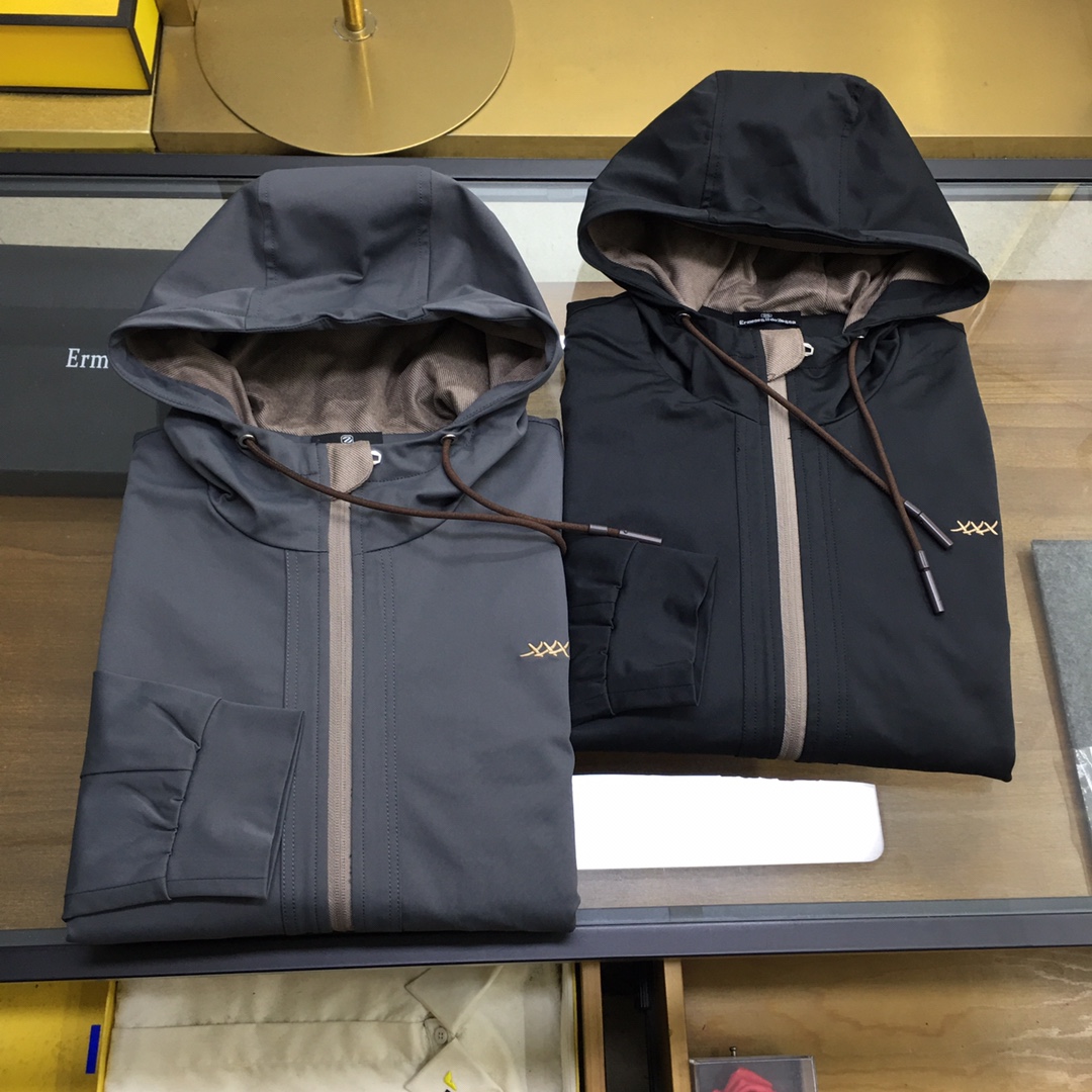 NO:624129,New coat 'Zzegn...' 2025 counter new product!  Fashionable casual jackets and urban casual sports suits!  The hooded sweatshirt jacket is more age-reducing. You must have a set of autumn and winter sports suits. It is not only comfortable to wear but also very versatile. We highly recommend fashionable sports suits for the new season. The simple solid color design and the XXX embroidery design on the chest make the entire upper body of the suit more stylish and full of energy!  Going out in autumn and winter, the upper body has a sporty and fashionable sense!  The fabric of this suit is comfortable and stylish!  The XXX logo is embroidered on the chest and is designed with diagonal pockets on both sides. The three-dimensional shape is exquisite and not easy to wrinkle. The upper body is comfortable but soft, skin-friendly and delicate. It has strong breathable and moisture-absorbing properties during exercise. It is very comfortable to wear next to the body without any discomfort at all!  Very fashionable and highly recognizable, with exquisite workmanship and perfect sense of detail!  The cutting, sewing and silhouette work very well, highlighting the body proportions!  The style is very fashionable and youthful. It is also the kind of item that everyone needs. It is basic and versatile and has detailed elements. It can be said to be the general trend in the current fashion circle, and it is also a fashion vane. It is a very good choice for home/leisure/sports/daily life!  Jacket, black or gray 48-56, sweatpants, black or gray 48-56, size recommendation (standard version) Height 174kg, try on L size!  Size 48, shoulder width 45, bust 104, length 63, sleeve length 60; waist 78, hip 104, trouser length 100; size 50, shoulder width 46, bust 108, length 64, sleeve length 61; waist 82, hip 108, length 101 pants; size 52, shoulder width 47, bust 112, length 65, sleeve length 62; waist 86, hip 112, length 102 pants;  Size 54, shoulder width 48, bust 116, length 66, sleeve length 63; waist 90, hips 116, pants length 103; size 56, shoulder width 49, bust 120, length 67, sleeve length 64; waist 94, hips 120, length 104 pants;,,hoodie,sweatshirts,jackets & coats,hats,alexander wang19860909新品外套 《Zzegn...》 2025专柜新品！时尚休闲外套 都市休闲运动套装！连帽卫衣外套比较减龄,秋冬运动套装一定拥有一套,不仅穿着舒适而且也很百搭,新一季力推款时尚运动套装,简约的纯色设计,胸口XXX刺绣设计 让整款套装上身更具型格,精气神十足！秋冬出街,上身带有运动感 时尚感！ 此款套装面料质感舒适有型！胸前XXX标志刺绣点缀 双侧斜插口袋设计.版型立体精致不易起皱,上身舒适却不失柔软度,亲肤细腻,在运动时起到透气吸湿的强悍性能,贴身穿着都非常舒适,毫无不适感可言！非常时尚且极具奢华辨识度,精湛的做工与完美至极的细节感！剪裁缝制以及廓形的效果甚好,凸显身材比例！版型非常时尚显年轻,也是人人都需要的那种单品,又基础百搭又有细节化元素,可以说是目前时尚圈的大势,更是流行风向标,居家/休闲/运动/日常都是非常不错的选择！ 外套,黑色、灰色48-56, 卫裤,黑色、灰色48-56, 尺码推荐（标准版型） 身高174-斤,试穿L码合适！ 48码肩宽45胸围104衣长63袖长60；  腰围78臀围104裤长100； 50码肩宽46胸围108衣长64袖长61； 腰围82臀围108裤长101； 52码肩宽47胸围112衣长65袖长62； 腰围86臀围112裤长102； 54码肩宽48胸围116衣长66袖长63； 腰围90臀围116裤长103； 56码肩宽49胸围120衣长67袖长64； 腰围94臀围120裤长104；,,hoodie,sweatshirts,jackets & coats,hats,alexander wang,Men's clothing