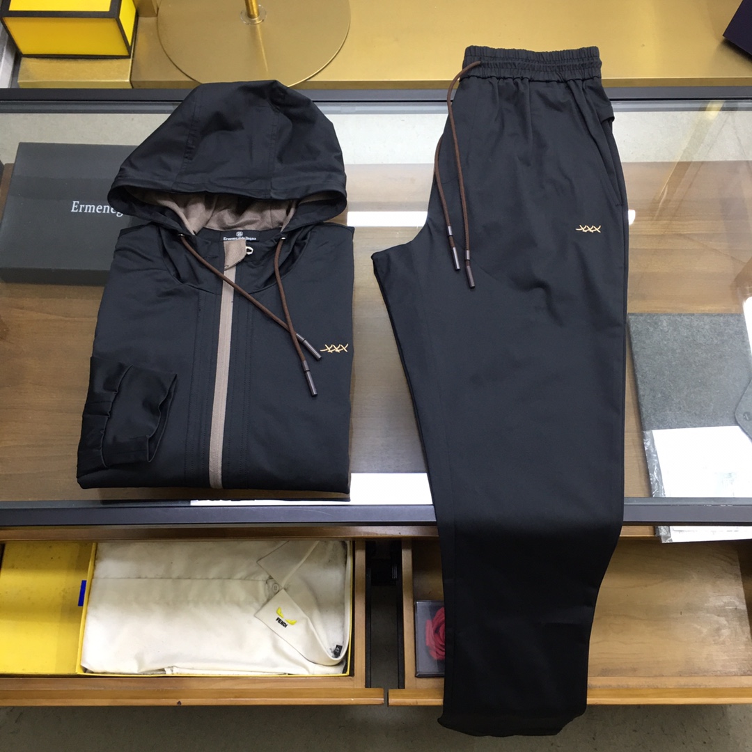 NO:624132,Counter suit jacket and pants 'Zzegn...' can be disassembled and sold. 2025S autumn new counter suit!  Fashionable casual jackets and urban casual sports suits!  The hooded sweatshirt jacket is more age-reducing. You must have a set of autumn and winter sports suits. It is not only comfortable to wear but also very versatile. We highly recommend fashionable sports suits for the new season. The simple solid color design and the XXX embroidery design on the chest make the entire upper body of the suit more stylish and full of energy!  Going out in autumn and winter, the upper body has a sporty and fashionable sense!  The fabric of this suit is comfortable and stylish!  The XXX logo is embroidered on the chest and is designed with diagonal pockets on both sides. The three-dimensional shape is exquisite and not easy to wrinkle. The upper body is comfortable but soft, skin-friendly and delicate. It has strong breathable and moisture-absorbing properties during exercise. It is very comfortable to wear next to the body without any discomfort at all!  Very fashionable and highly recognizable, with exquisite workmanship and perfect sense of detail!  The cutting, sewing and silhouette work very well, highlighting the body proportions!  The style is very fashionable and youthful. It is also the kind of item that everyone needs. It is basic and versatile and has detailed elements. It can be said to be the general trend in the current fashion circle, and it is also a fashion vane. It is a very good choice for home/leisure/sports/daily life!  Jacket, black or gray 48-56, sweatpants, black or gray 48-56, size recommendation (standard version) Height 174kg, try on L size!  Size 48, shoulder width 45, bust 104, length 63, sleeve length 60; waist 78, hip 104, trouser length 100; size 50, shoulder width 46, bust 108, length 64, sleeve length 61; waist 82, hip 108, length 101 pants; size 52, shoulder width 47, bust 112, length 65, sleeve length 62; waist 86, hip 112, length 102 pants;  Size 54, shoulder width 48, bust 116, length 66, sleeve length 63; waist 90, hips 116, pants length 103; size 56, shoulder width 49, bust 120, length 67, sleeve length 64; waist 94, hips 120, length 104 pants;,,hoodie,sweatshirts,jackets & coats,hats,alexander wang19860909专柜套装外套 裤 《Zzegn...》可拆卖 2025S秋专柜新品套装！时尚休闲外套 都市休闲运动套装！连帽卫衣外套比较减龄,秋冬运动套装一定拥有一套,不仅穿着舒适而且也很百搭,新一季力推款时尚运动套装,简约的纯色设计,胸口XXX刺绣设计 让整款套装上身更具型格,精气神十足！秋冬出街,上身带有运动感 时尚感！ 此款套装面料质感舒适有型！胸前XXX标志刺绣点缀 双侧斜插口袋设计.版型立体精致不易起皱,上身舒适却不失柔软度,亲肤细腻,在运动时起到透气吸湿的强悍性能,贴身穿着都非常舒适,毫无不适感可言！非常时尚且极具奢华辨识度,精湛的做工与完美至极的细节感！剪裁缝制以及廓形的效果甚好,凸显身材比例！版型非常时尚显年轻,也是人人都需要的那种单品,又基础百搭又有细节化元素,可以说是目前时尚圈的大势,更是流行风向标,居家/休闲/运动/日常都是非常不错的选择！ 外套,黑色、灰色48-56, 卫裤,黑色、灰色48-56, 尺码推荐（标准版型） 身高174-斤,试穿L码合适！ 48码肩宽45胸围104衣长63袖长60；  腰围78臀围104裤长100； 50码肩宽46胸围108衣长64袖长61； 腰围82臀围108裤长101； 52码肩宽47胸围112衣长65袖长62； 腰围86臀围112裤长102； 54码肩宽48胸围116衣长66袖长63； 腰围90臀围116裤长103； 56码肩宽49胸围120衣长67袖长64； 腰围94臀围120裤长104；,,hoodie,sweatshirts,jackets & coats,hats,alexander wang,Men's clothing