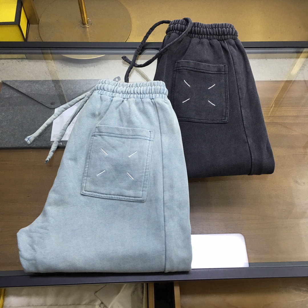NO:624096,(New sweatpants 'Margiela' Autumn/Winter/AW Margiela mainly promotes distressed washed and faded sweatpants this season. Customized high-quality Parisian 100% cotton 400g sweatshirt fabric, iconic number embroidery on the front, four stitching logos on the back. This season's main promotion is the double fermentation washed distressed effect, which is extremely difficult to achieve. Wide and loose fit, comfortable and stylish, ingenuity, unique quality and taste. Light blue, gray M-3XL,,masion  margiela,hoodie,sweatshirts,alexander wang19860909(新品卫裤 《马吉拉》 秋冬/AW 马吉拉本季主推仿旧水洗褪色卫裤 定制贵柜品质巴黎百分棉400克卫衣面料,前幅标志性数字刺绣,后幅四条缝线标志LOGO,本季主推的二重酵洗仿旧效果,实现难度超高,阔版宽松版型,舒适有型匠心独具品质品味兼备 浅蓝,灰色M-3XL,,masion margiela,hoodie,sweatshirts,alexander wang,Men's clothing