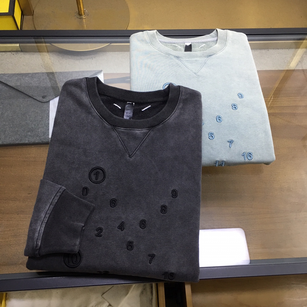 NO:624099,New sweatshirt 'Margiela' Autumn/Winter/AW Margiela mainly promotes distressed washed and faded sweatshirts this season. Customized high-quality Parisian 100% cotton 400g sweatshirt fabric, iconic number embroidery on the front, four stitching logos on the back. This season's main promotion is the double fermentation washed distressed effect, which is extremely difficult to achieve, with unique ingenuity and quality. Light blue, gray M-3XL, masion  margiela,hoodie,sweatshirts,alexander wang19860909新品卫衣 《马吉拉》 秋冬/AW 马吉拉本季主推仿旧水洗褪色卫衣 定制贵柜品质巴黎百分棉400克卫衣面料,前幅标志性数字刺绣,后幅四条缝线标志LOGO,本季主推的二重酵洗仿旧效果,实现难度超高,匠心独具品质品味兼备 浅蓝,灰色M-3XL,,masion margiela,hoodie,sweatshirts,alexander wang,Men's clothing