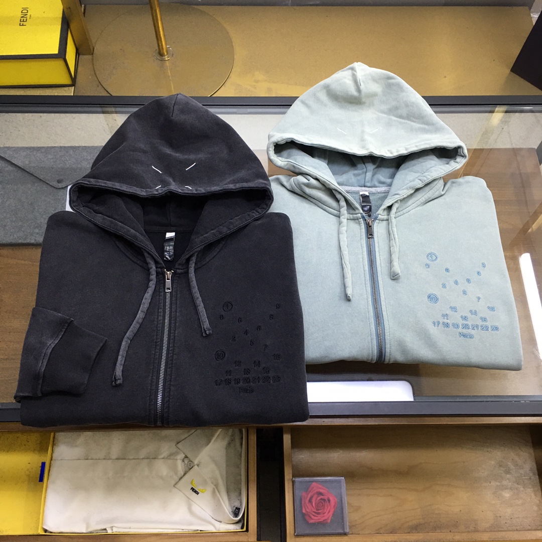 NO:624102,New sweater jacket 'Margiela' Autumn/Winter/AW Margiela mainly promotes distressed washed and faded sweatshirt jackets this season. Customized high-quality Parisian 100% cotton sweatshirt fabric of 400 grams, iconic number embroidery on the front, double-layer hat with four stitching logos. This season's main push is the double enzyme wash distressed effect, which is extremely difficult to achieve. Customized hardware zippers are ingenious and unique in quality and taste. Light blue, gray M-3XL, masion  margiela,hoodie,sweatshirts,jackets & coats,hats,alexander wang19860909新品卫外套《马吉拉》 秋冬/AW 马吉拉本季主推仿旧水洗褪色卫衣外套 定制贵柜品质巴黎百分棉400克卫衣面料,前幅标志性数字刺绣,双层帽子四条缝线标志LOGO,本季主推的二重酵洗仿旧效果,实现难度超高,定制五金拉链匠心独具品质品味兼备 浅蓝,灰色M-3XL,,masion margiela,hoodie,sweatshirts,jackets & coats,hats,alexander wang,Men's clothing