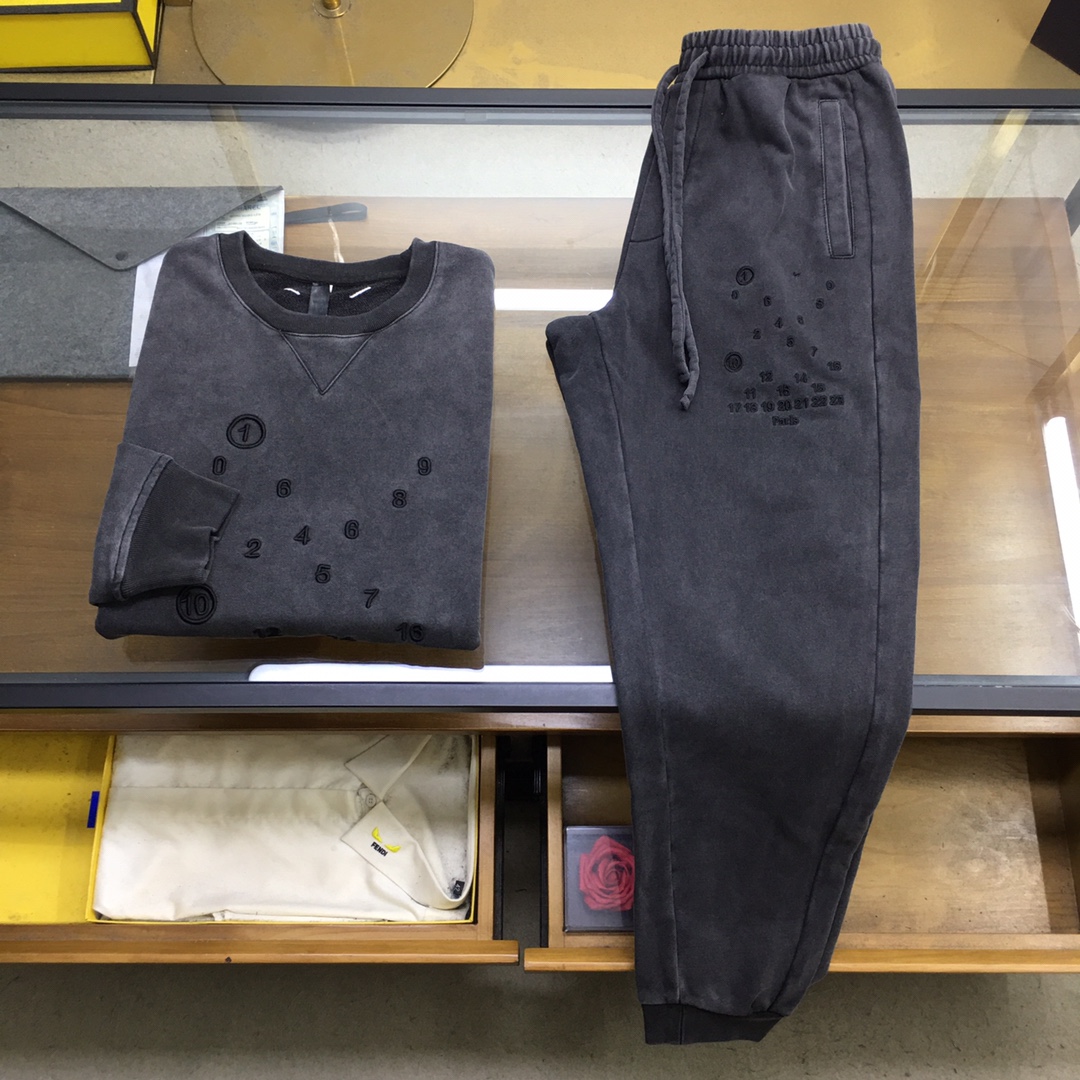 NO:624104,New sweatshirt suit pants P 'Margiela' can be sold separately. Fall/Winter/AW Margiela mainly promotes distressed washed and faded sweatshirt and sweatpants suits this season. Customized high-quality Parisian 100% cotton 400g sweatshirt fabric, iconic number embroidery on the front panel, four stitching logos on the back panel. This season's main promotion is the double fermentation washed distressed effect, which is extremely difficult to achieve, ingenuity, unique quality and taste. Light blue, gray M-3XL, masion  margiela,hoodie,sweatshirts,alexander wang19860909新品套装卫衣 裤P《马吉拉》可拆卖 秋冬/AW 马吉拉本季主推仿旧水洗褪色卫衣卫裤套装 定制贵柜品质巴黎百分棉400克卫衣面料,前幅标志性数字刺绣,后幅四条缝线标志LOGO,本季主推的二重酵洗仿旧效果,实现难度超高,匠心独具品质品味兼备 浅蓝,灰色M-3XL,,masion margiela,hoodie,sweatshirts,alexander wang,Men's clothing