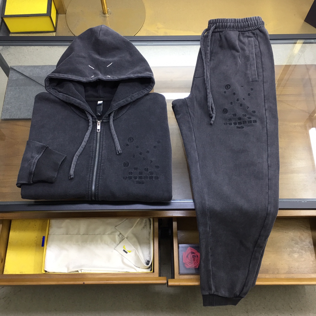 NO:624106,New suit jacket, trousers P 'Margiela' can be sold separately 5 autumn/winter/AW Margiela mainly promotes distressed washed and faded sweatshirt jacket suits this season. Customized high-quality Paris 100% cotton 400g sweatshirt fabric, iconic number embroidery on the front, double-layer hat with four stitching logo LOGO, this season's main promotion of the double fermentation distressed effect, which is extremely difficult to achieve, customized hardware zipper ingenuity, unique quality and taste  Light blue, gray M-3XL.,,masion margiela,hoodie,sweatshirts,jackets & coats,hats,alexander wang19860909新品套装外套 裤P《马吉拉》可拆卖 5秋冬/AW 马吉拉本季主推仿旧水洗褪色卫衣外套套装 定制贵柜品质巴黎百分棉400克卫衣面料,前幅标志性数字刺绣,双层帽子四条缝线标志LOGO,本季主推的二重酵洗仿旧效果,实现难度超高,定制五金拉链匠心独具品质品味兼备 浅蓝,灰色M-3XL.,,masion margiela,hoodie,sweatshirts,jackets & coats,hats,alexander wang,Men's clothing