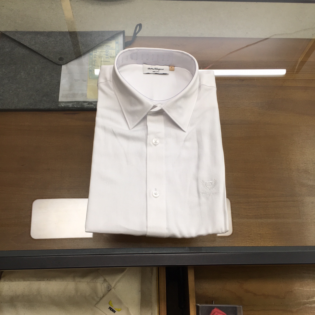 NO:624140,New shirt [SF Ferrag...] 25SS early autumn men's business casual poplin cotton shirt, pure blood, official new product in 25 years, classic evergreen ace product!  A shirt that is very in line with the aesthetic tone. The styling design perfectly follows the essence. The iconic embroidery logo process is quite recognizable and flaunts your identity!  The top-notch poplin fabrics are supplied by customers. They are made of high-quality cotton raw materials with excellent light. They are custom-woven and dyed in a century-old workshop. They are full of cotton feel, comfortable and breathable, extremely delicate to the touch, and have excellent skin-friendliness!  The details are exquisite and exquisite, the seams are tight, the tailoring is first-class, every inch is just right, the body is slim and fit, the lines are smooth and clean, it is an invincible and versatile type, both elegant and harmonious, both business and leisure, the compatibility with bottoms is extremely high, it is a must-have basic item for men's wardrobe!  Size M-3XL,,shirts,alexander wang19860909新品衬衫【SF菲拉格...】 25SS早秋男士商务休闲府绸棉衬衫,纯正血统,25年官方新品,经典常青王牌产物！ 极符合美学基调的一款衬衫,造型设计完美沿袭了精髓,标志性刺绣logo工艺,颇具辨识度且标榜了身份！ 客供顶尖府绸面料,选用光照极好的上等棉花原料,经过百年工坊定织定染而成,棉感十足,舒适性与透气性兼备,触感极为细腻,亲肤性绝佳！ 细节工艺精致考究,严丝合缝,剪裁一流,每一寸都拿捏的恰到好处,修身亦合体,线条感流畅干净,无敌的百搭类型,亦庄亦谐,商务与休闲兼备,与下装兼容空间极高,男人衣橱必备的基础单品！ 尺码M-3XL,,shirts,alexander wang,Men's clothing