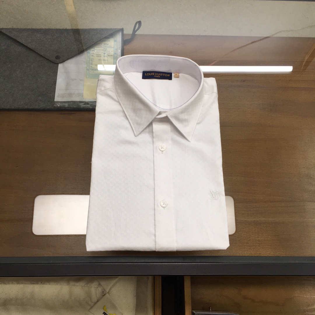 NO:624117,New shirt [L.v...] 25SS early autumn men's business casual poplin cotton shirt, pure blood, official new product in 25 years, classic evergreen ace product!  A shirt that is very in line with the aesthetic tone. The styling design perfectly follows the essence. The iconic embroidery logo process is quite recognizable and flaunts your identity!  The top-notch poplin fabrics are supplied by customers. They are made of high-quality cotton raw materials with excellent light. They are custom-woven and dyed in a century-old workshop. They are full of cotton feel, comfortable and breathable, extremely delicate to the touch, and have excellent skin-friendliness!  The details are exquisite and exquisite, the seams are tight, the tailoring is first-class, every inch is just right, the body is slim and fit, the lines are smooth and clean, it is an invincible and versatile type, both elegant and harmonious, both business and leisure, the compatibility with bottoms is extremely high, it is a must-have basic item for men's wardrobe!  Size M-3XL,,shirts,alexander wang19860909新品衬衫【L.v...】 25SS早秋男士商务休闲府绸棉衬衫,纯正血统,25年官方新品,经典常青王牌产物！ 极符合美学基调的一款衬衫,造型设计完美沿袭了精髓,标志性刺绣logo工艺,颇具辨识度且标榜了身份！ 客供顶尖府绸面料,选用光照极好的上等棉花原料,经过百年工坊定织定染而成,棉感十足,舒适性与透气性兼备,触感极为细腻,亲肤性绝佳！ 细节工艺精致考究,严丝合缝,剪裁一流,每一寸都拿捏的恰到好处,修身亦合体,线条感流畅干净,无敌的百搭类型,亦庄亦谐,商务与休闲兼备,与下装兼容空间极高,男人衣橱必备的基础单品！ 尺码M-3XL,,shirts,alexander wang,Men's clothing