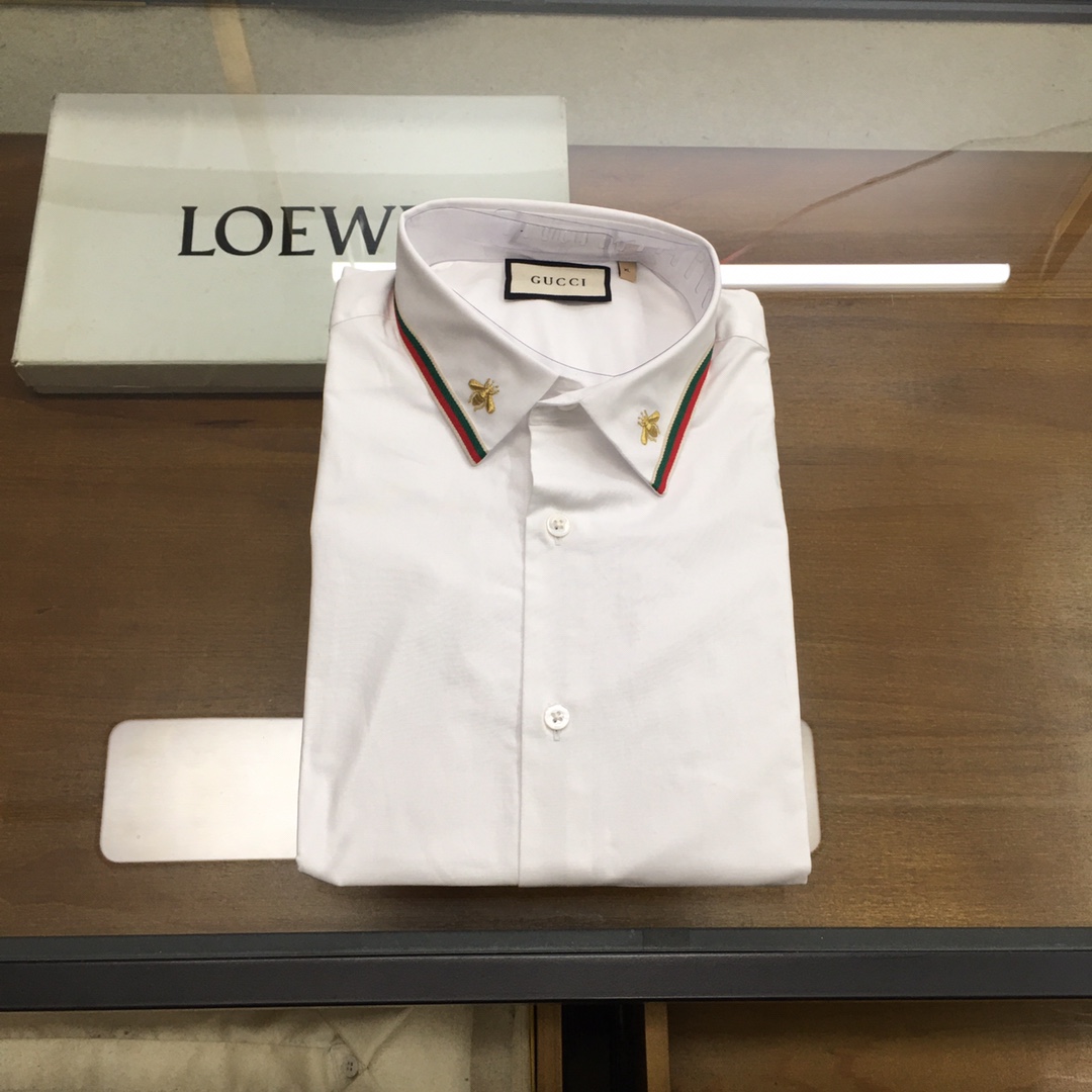 NO:624123,New shirt [Gu.ci...] 25SS early autumn men's business casual poplin cotton shirt, pure blood, official new product in 25 years, classic evergreen ace product!  A shirt that is very in line with the aesthetic tone. The styling design perfectly follows the essence. The iconic embroidery logo process is quite recognizable and flaunts your identity!  The top-notch poplin fabrics are supplied by customers. They are made of high-quality cotton raw materials with excellent light. They are custom-woven and dyed in a century-old workshop. They are full of cotton feel, comfortable and breathable, extremely delicate to the touch, and have excellent skin-friendliness!  The details are exquisite and exquisite, the seams are tight, the tailoring is first-class, every inch is just right, the body is slim and fit, the lines are smooth and clean, it is an invincible and versatile type, both elegant and harmonious, both business and leisure, the compatibility with bottoms is extremely high, it is a must-have basic item for men's wardrobe!  Size M-3XL,,shirts,alexander wang19860909新品衬衫【Gu.ci...】 25SS早秋男士商务休闲府绸棉衬衫,纯正血统,25年官方新品,经典常青王牌产物！ 极符合美学基调的一款衬衫,造型设计完美沿袭了精髓,标志性刺绣logo工艺,颇具辨识度且标榜了身份！ 客供顶尖府绸面料,选用光照极好的上等棉花原料,经过百年工坊定织定染而成,棉感十足,舒适性与透气性兼备,触感极为细腻,亲肤性绝佳！ 细节工艺精致考究,严丝合缝,剪裁一流,每一寸都拿捏的恰到好处,修身亦合体,线条感流畅干净,无敌的百搭类型,亦庄亦谐,商务与休闲兼备,与下装兼容空间极高,男人衣橱必备的基础单品！ 尺码M-3XL,,shirts,alexander wang,Men's clothing