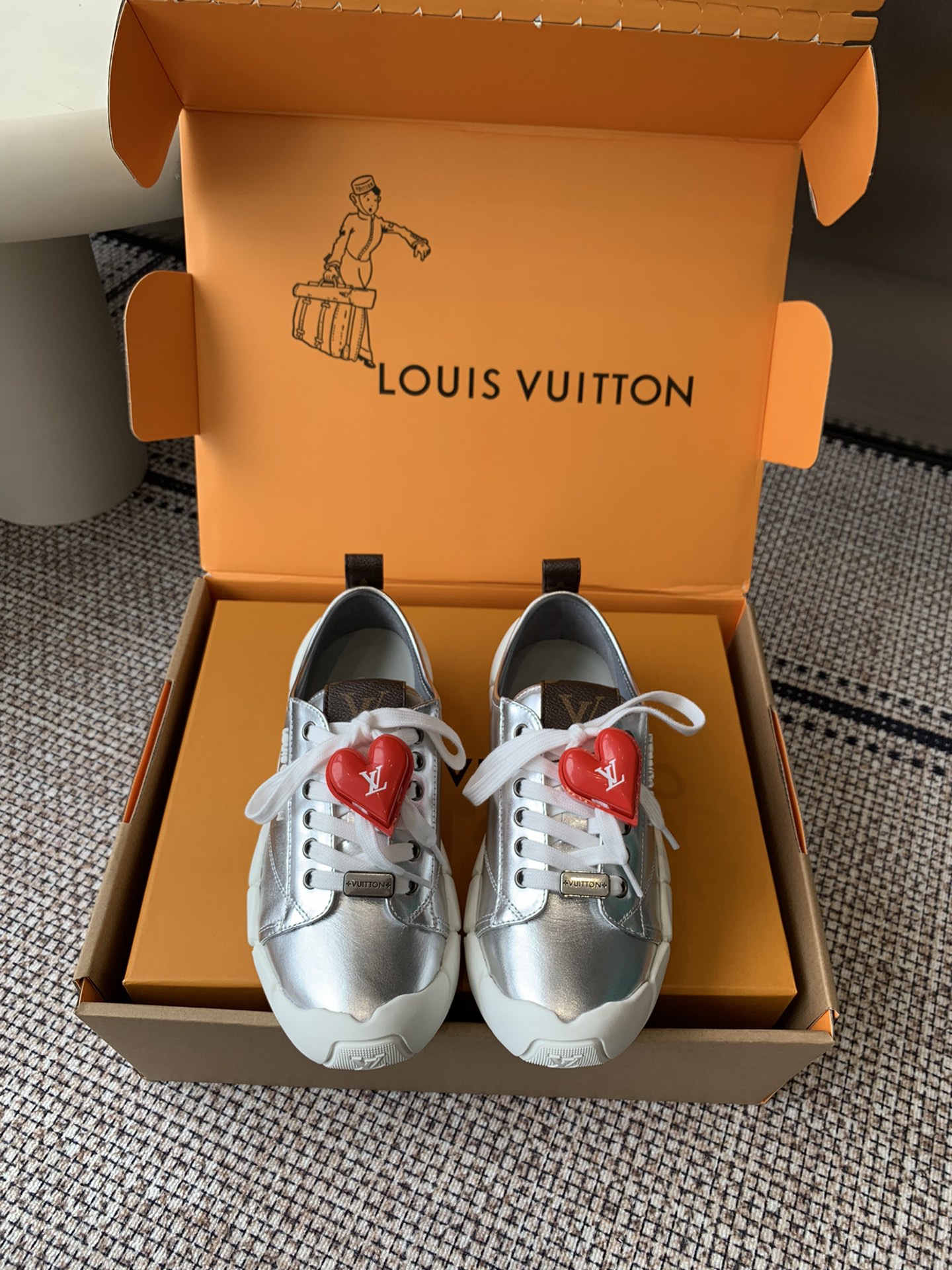 NO:511639,Accessories 60 LV 25ss new thick sole casual white shoes Bubble cloud shoes The feeling of walking in the clouds futuristic design versatile and eye-catching Matched with LV Monogram embossing Technology and luxury coexist High-enhancing sole Invisible and elongated legs The thick-soled design has its own height-enhancing effect, but the shoe shape is smooth and not bulky. Small girls can easily control the imported calfskin on the upper, inner sheepskin Tpu original material Size 35-40 (40 customized), casual shoes/sports shoes, louis vuitton, sneakers, cowhide, sheepskin19860909配饰60 LV 25ss秋冬新款厚底 休闲小白鞋 Bubble 云朵鞋 漫步云端的感觉 未来感设计 百搭又吸睛 搭配LV Monogram压纹 科技感与奢华感并存 增高鞋底 隐形拉长腿型 厚底设计自带增高效果 但鞋型流畅不笨重 小个子女生 能轻松驾驭鞋面进口小牛皮 内里羊皮 Tpu原版材料 码数35-40（40订做）,休闲鞋/运动鞋,louis vuitton,sneakers,cowhide,sheepskin,Women's Shoes