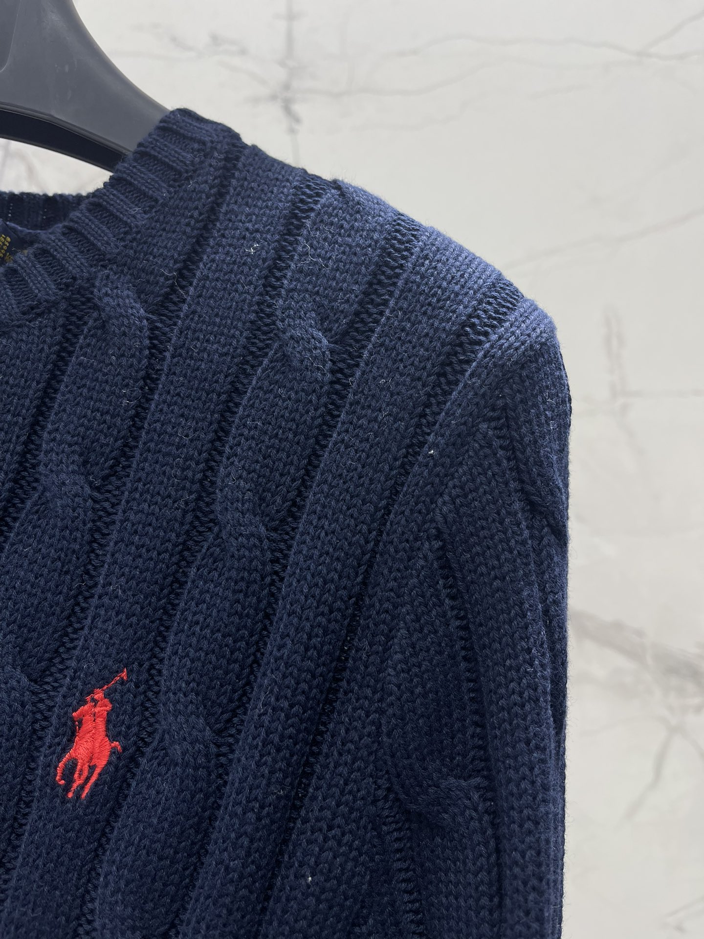 Polo * 拉夫劳伦经典版绞花编结针织毛衫绞花编结的设计，复古又经典，满满的质感扑面而来。每一处绞花都