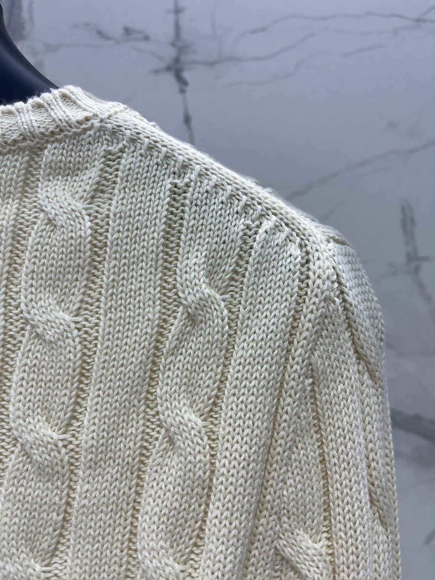 Polo * 拉夫劳伦经典版绞花编结针织毛衫绞花编结的设计，复古又经典，满满的质感扑面而来。每一处绞花都