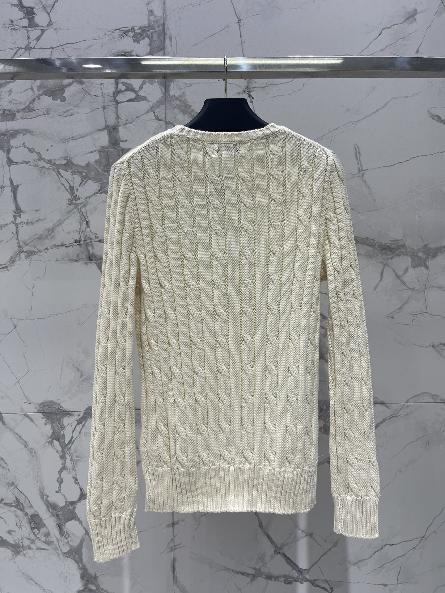 Polo * 拉夫劳伦经典版绞花编结针织毛衫绞花编结的设计，复古又经典，满满的质感扑面而来。每一处绞花都