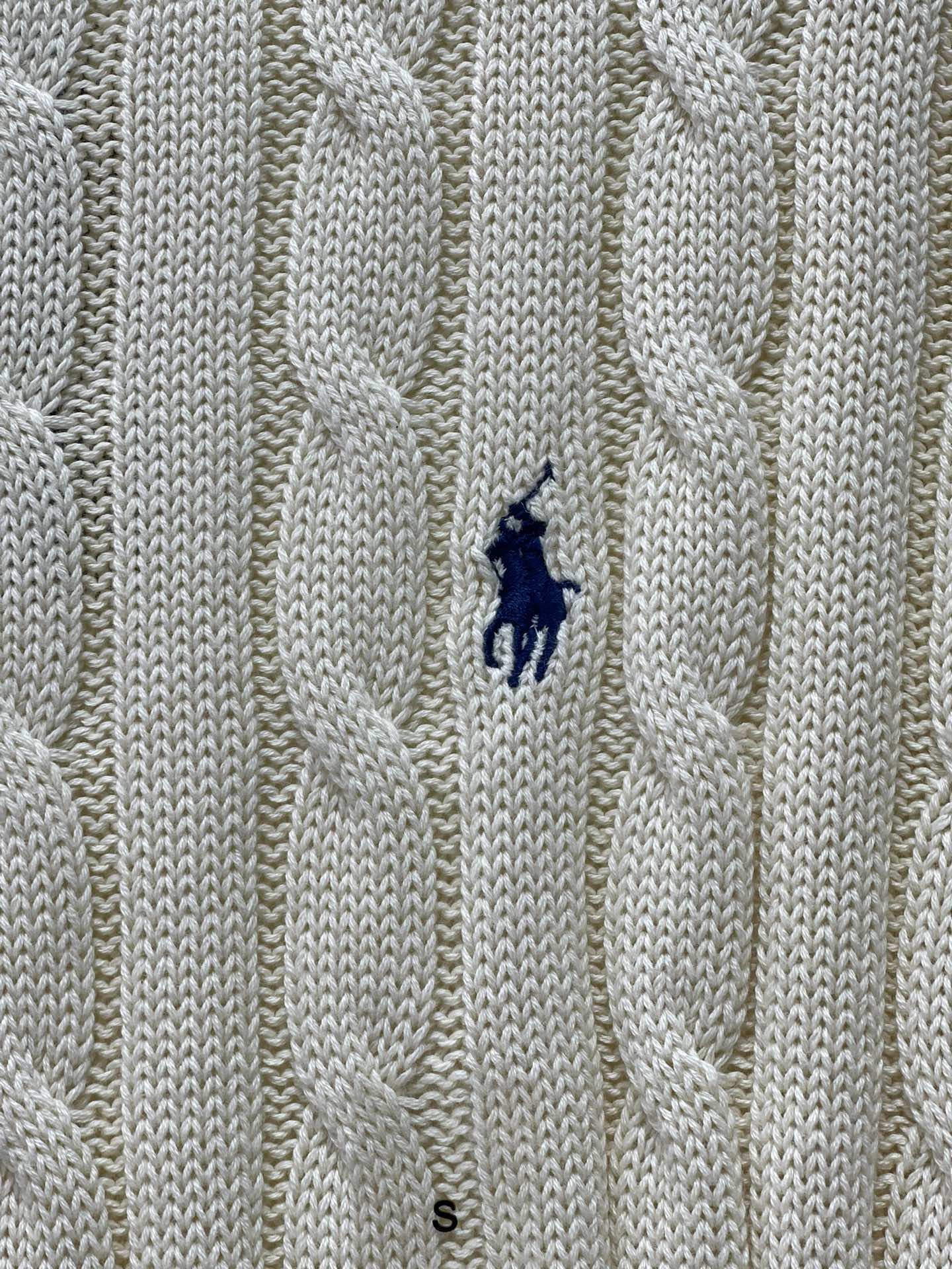 Polo * 拉夫劳伦经典版绞花编结针织毛衫绞花编结的设计，复古又经典，满满的质感扑面而来。每一处绞花都