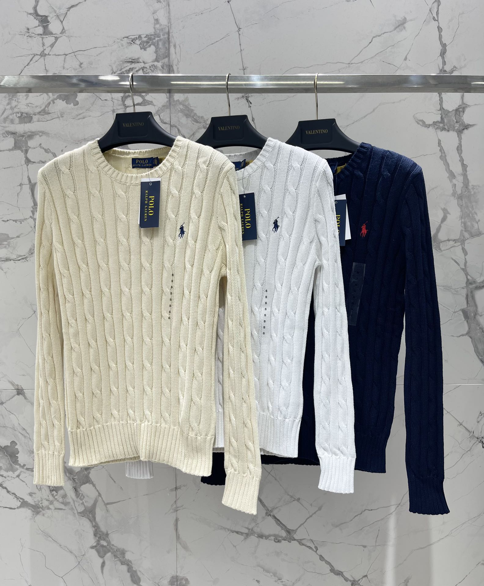 Polo * 拉夫劳伦经典版绞花编结针织毛衫绞花编结的设计，复古又经典，满满的质感扑面而来。每一处绞花都