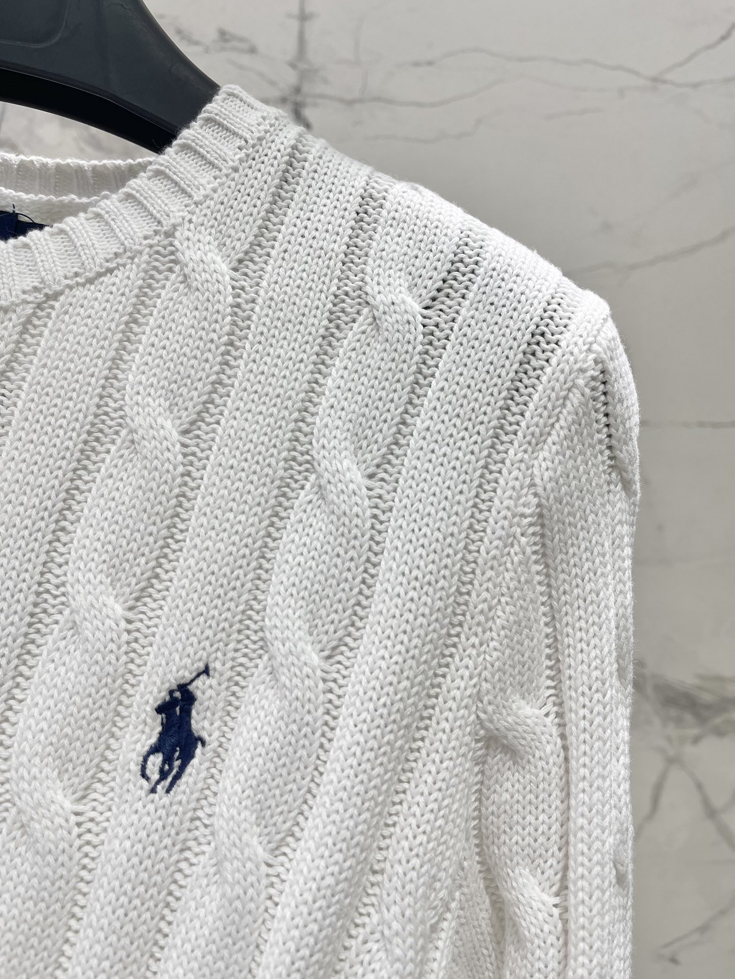 Polo * 拉夫劳伦经典版绞花编结针织毛衫绞花编结的设计，复古又经典，满满的质感扑面而来。每一处绞花都