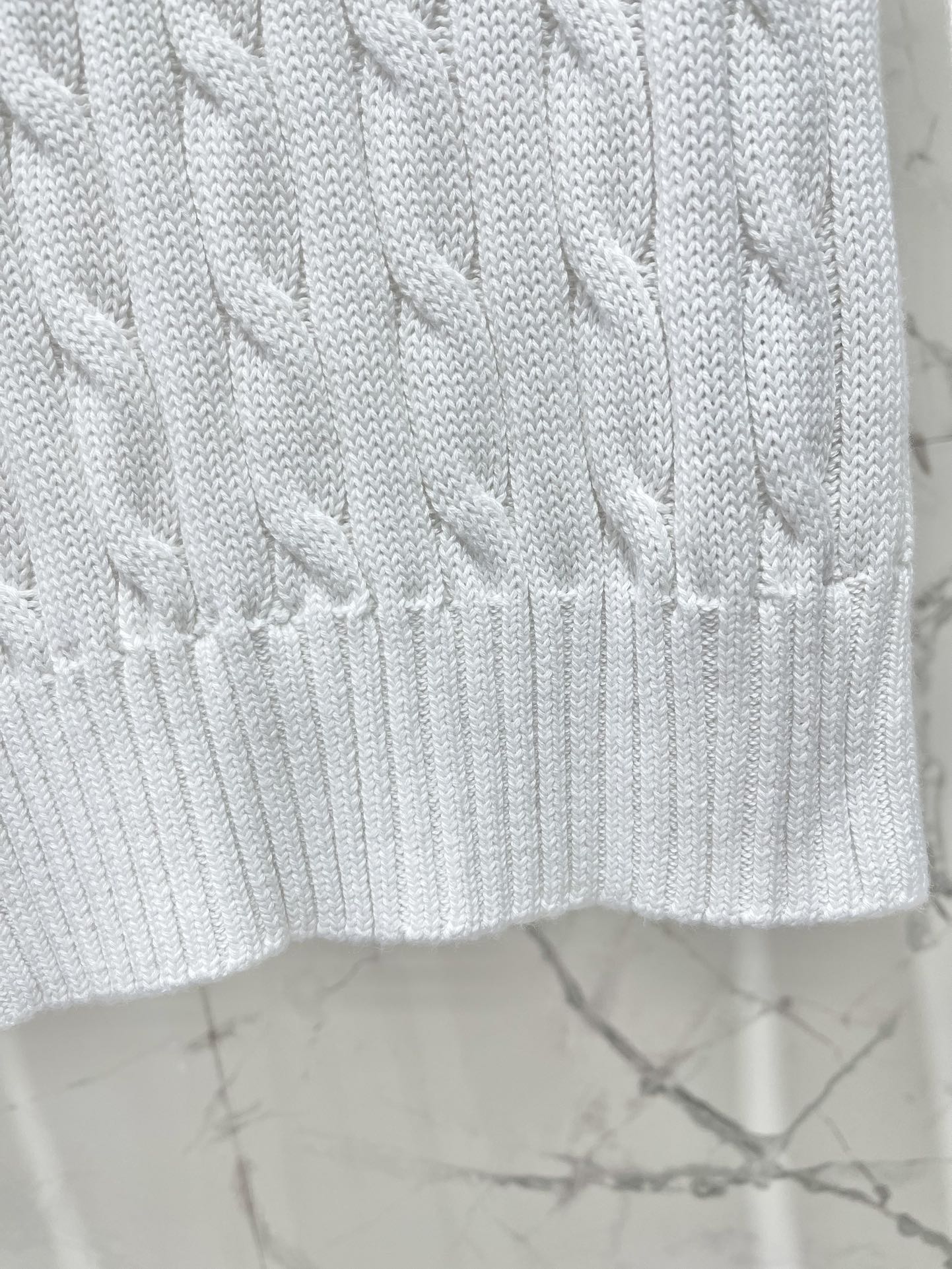 Polo * 拉夫劳伦经典版绞花编结针织毛衫绞花编结的设计，复古又经典，满满的质感扑面而来。每一处绞花都