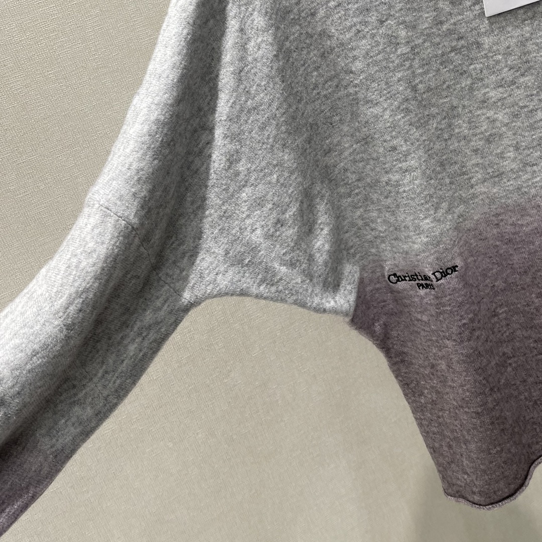 Ｄ家 25秋冬新款 款渐变针织毛衣 经典刺绣品牌理工彰显品牌格调 灰色到紫色的不规则渐变设计对称斜肩款式