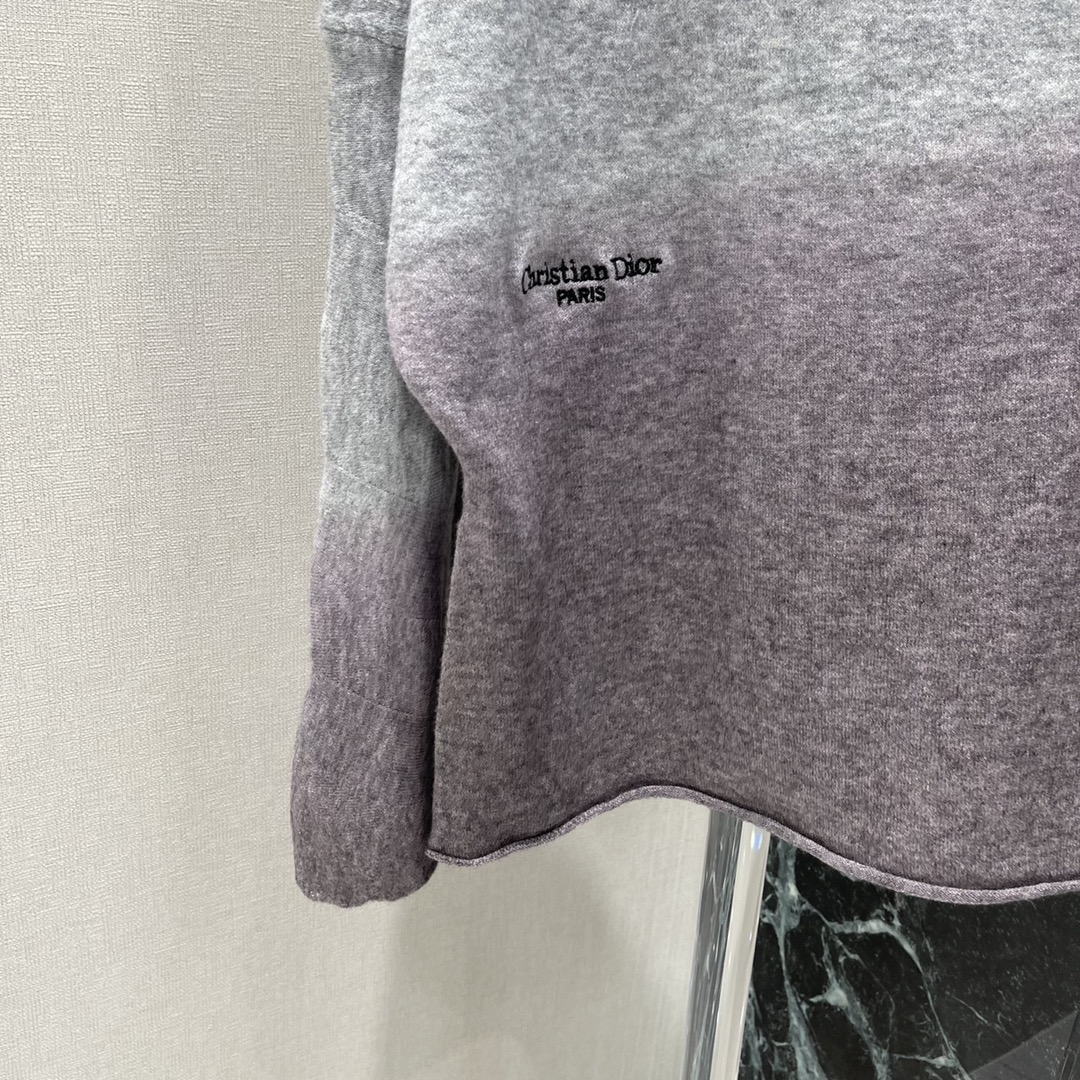 Ｄ家 25秋冬新款 款渐变针织毛衣 经典刺绣品牌理工彰显品牌格调 灰色到紫色的不规则渐变设计对称斜肩款式