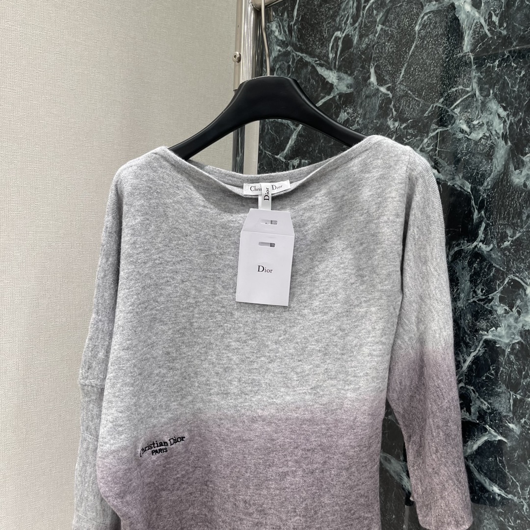 Ｄ家 25秋冬新款 款渐变针织毛衣 经典刺绣品牌理工彰显品牌格调 灰色到紫色的不规则渐变设计对称斜肩款式